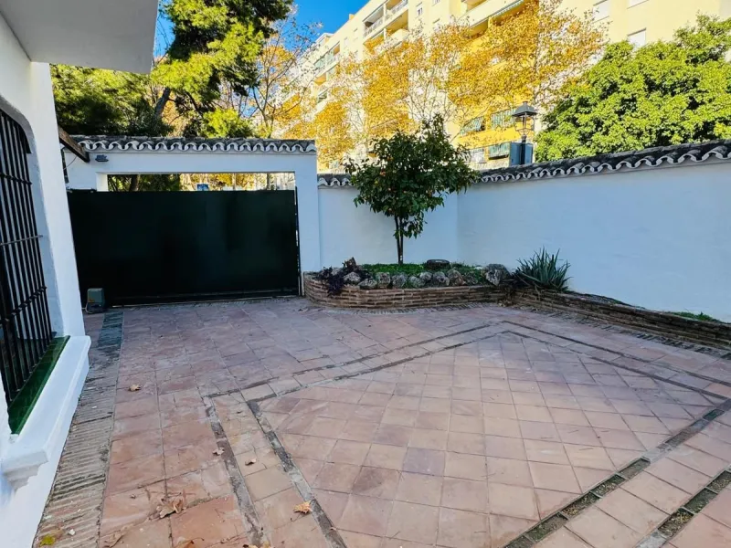 Spectacular Townhouse for Sale in Marbella Centro – Privileged Location in a Tranquil, Exclusive Community