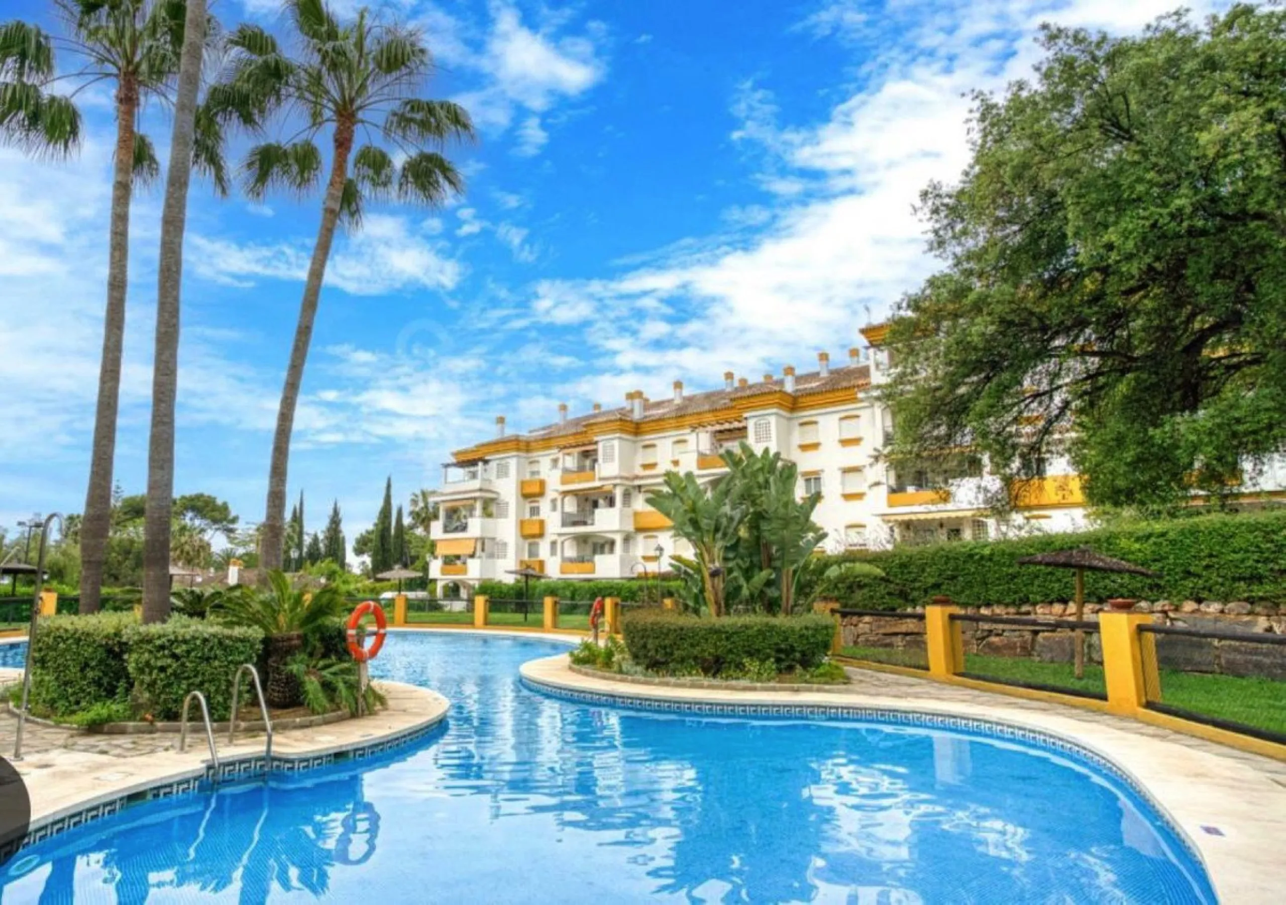 Spectacular Corner Apartment for Sale in the Prestigious Golden Mile, Urbanisation Los Pinos de Nagüeles – Marbella