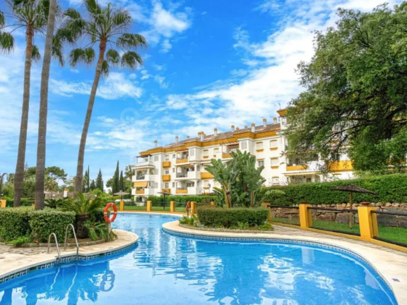 Spectacular Corner Apartment for Sale in the Prestigious Golden Mile, Urbanisation Los Pinos de Nagüeles – Marbella