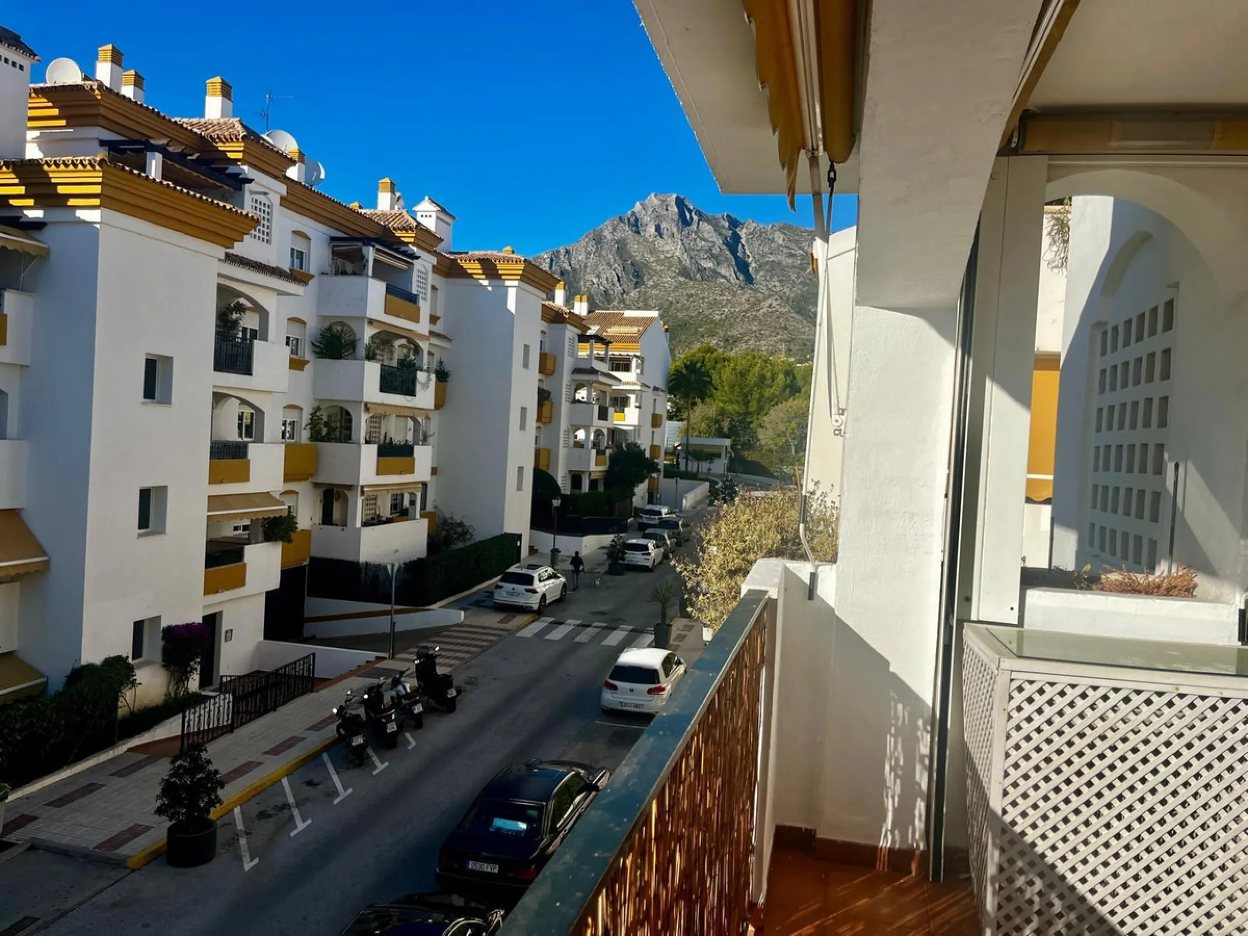 Spectacular Corner Apartment for Sale in the Prestigious Golden Mile, Urbanisation Los Pinos de Nagüeles – Marbella