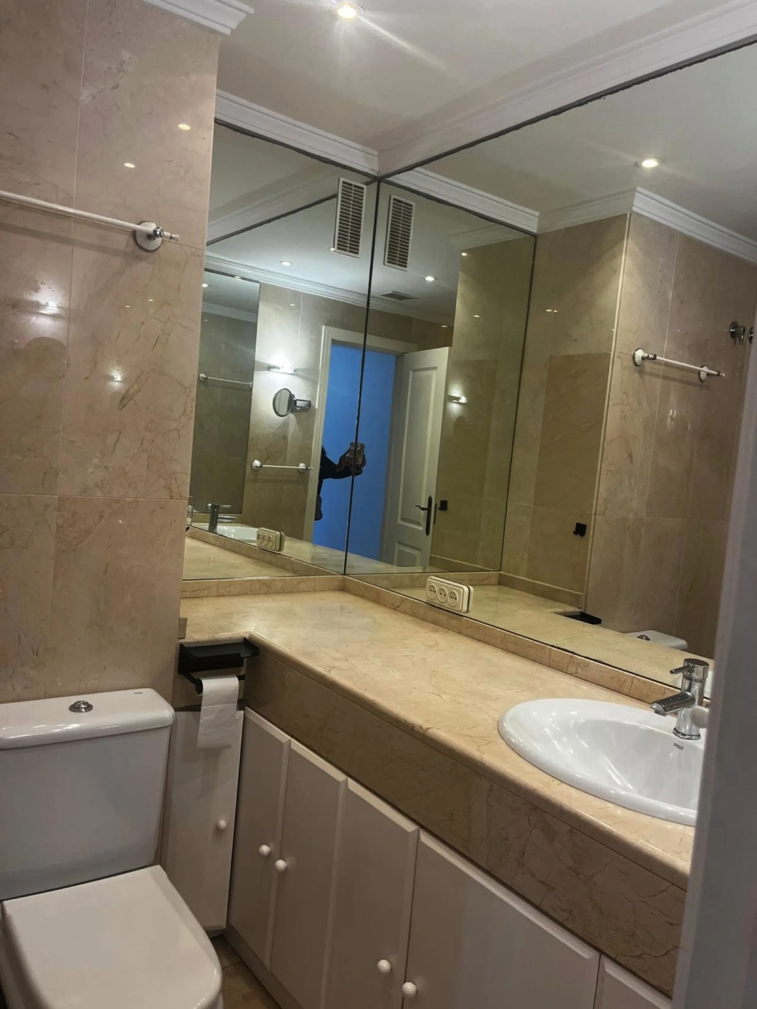 Spectacular Corner Apartment for Sale in the Prestigious Golden Mile, Urbanisation Los Pinos de Nagüeles – Marbella