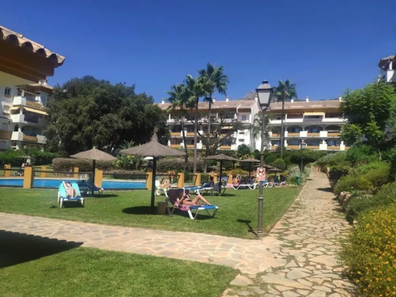 Spectacular Corner Apartment for Sale in the Prestigious Golden Mile, Urbanisation Los Pinos de Nagüeles – Marbella