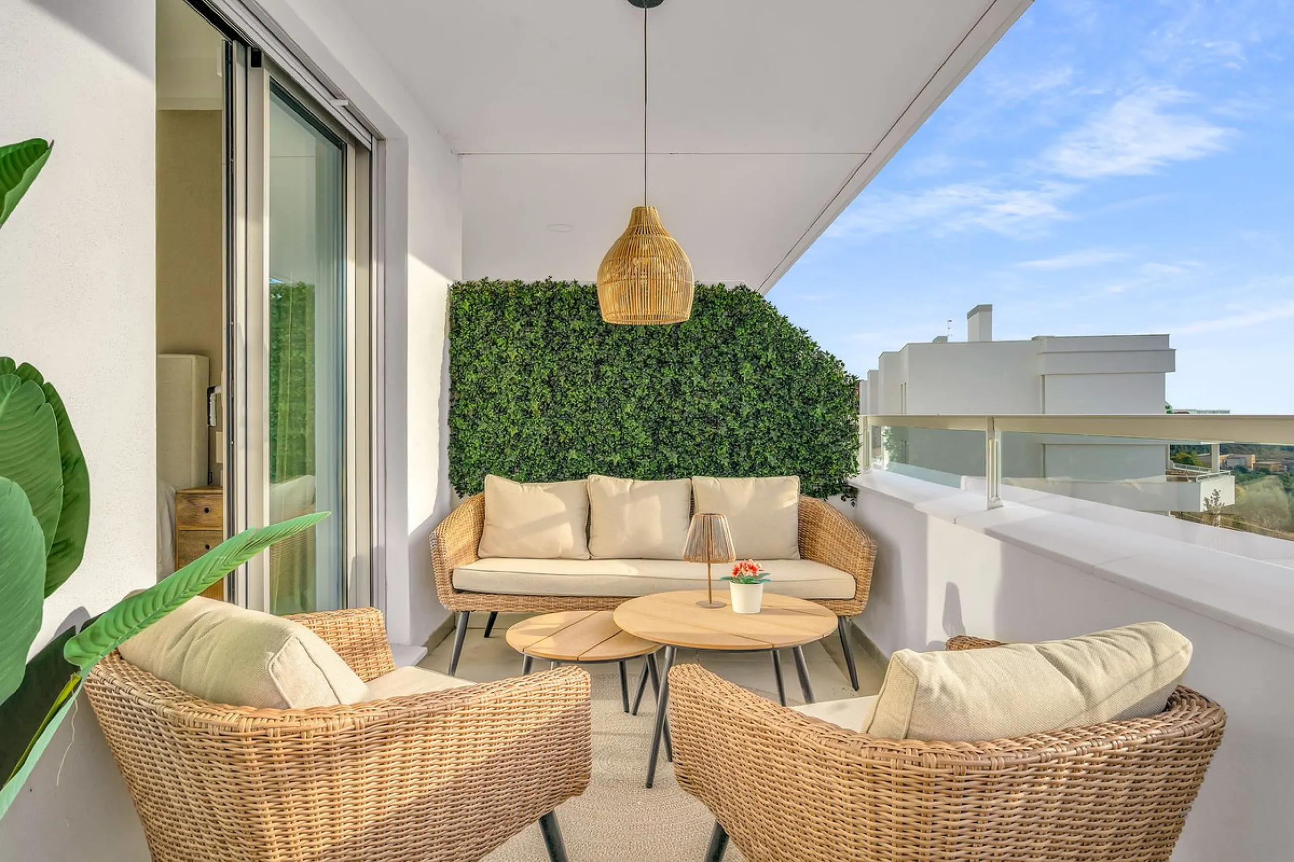 Brand-new contemporary apartment with panoramic mountain views — Cancelada, New Golden Mile