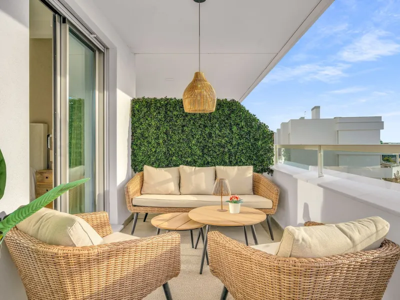 Brand-new contemporary apartment with panoramic mountain views — Cancelada, New Golden Mile