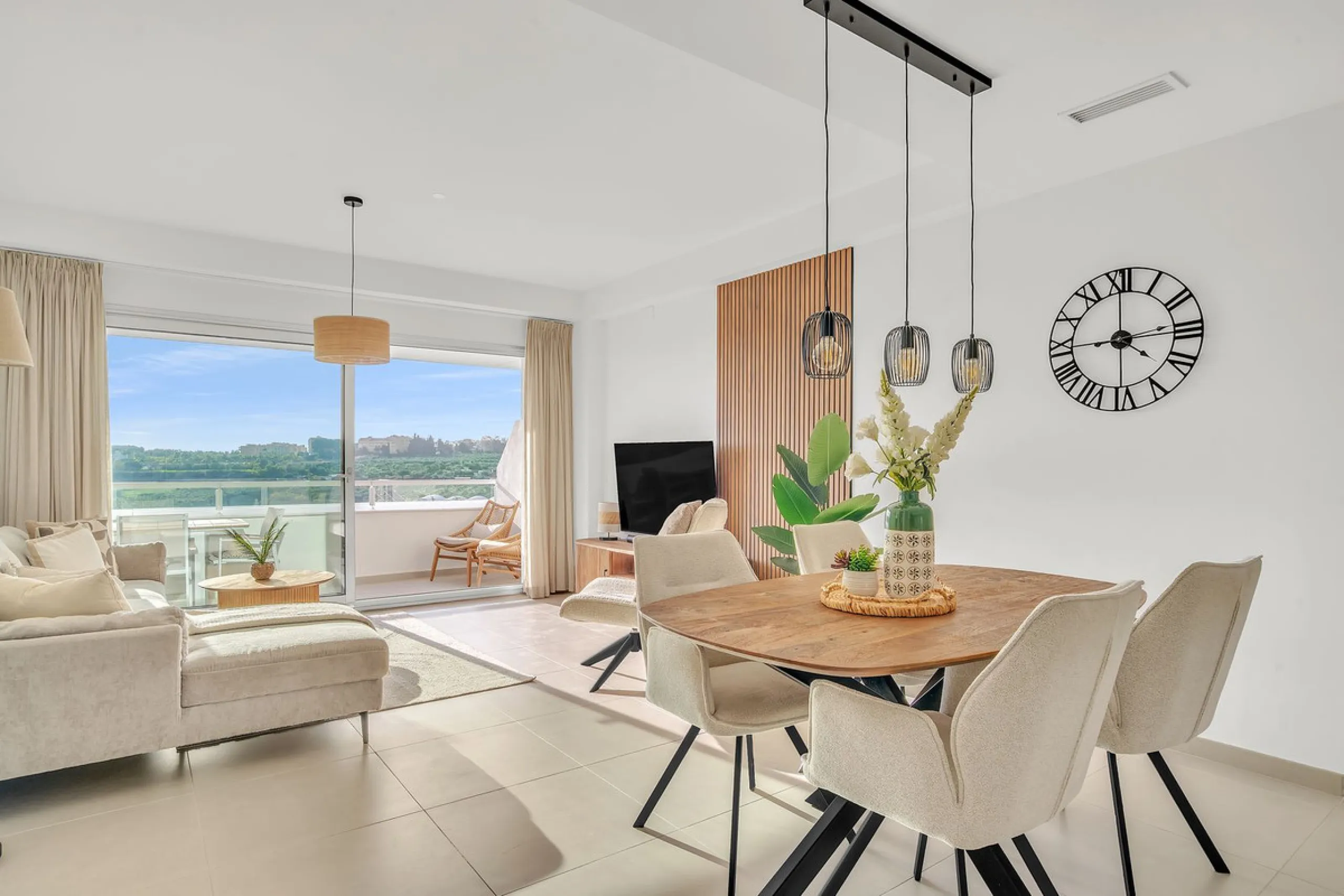 Brand-new contemporary apartment with panoramic mountain views — Cancelada, New Golden Mile