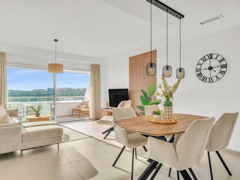 Brand-new contemporary apartment with panoramic mountain views — Cancelada, New Golden Mile