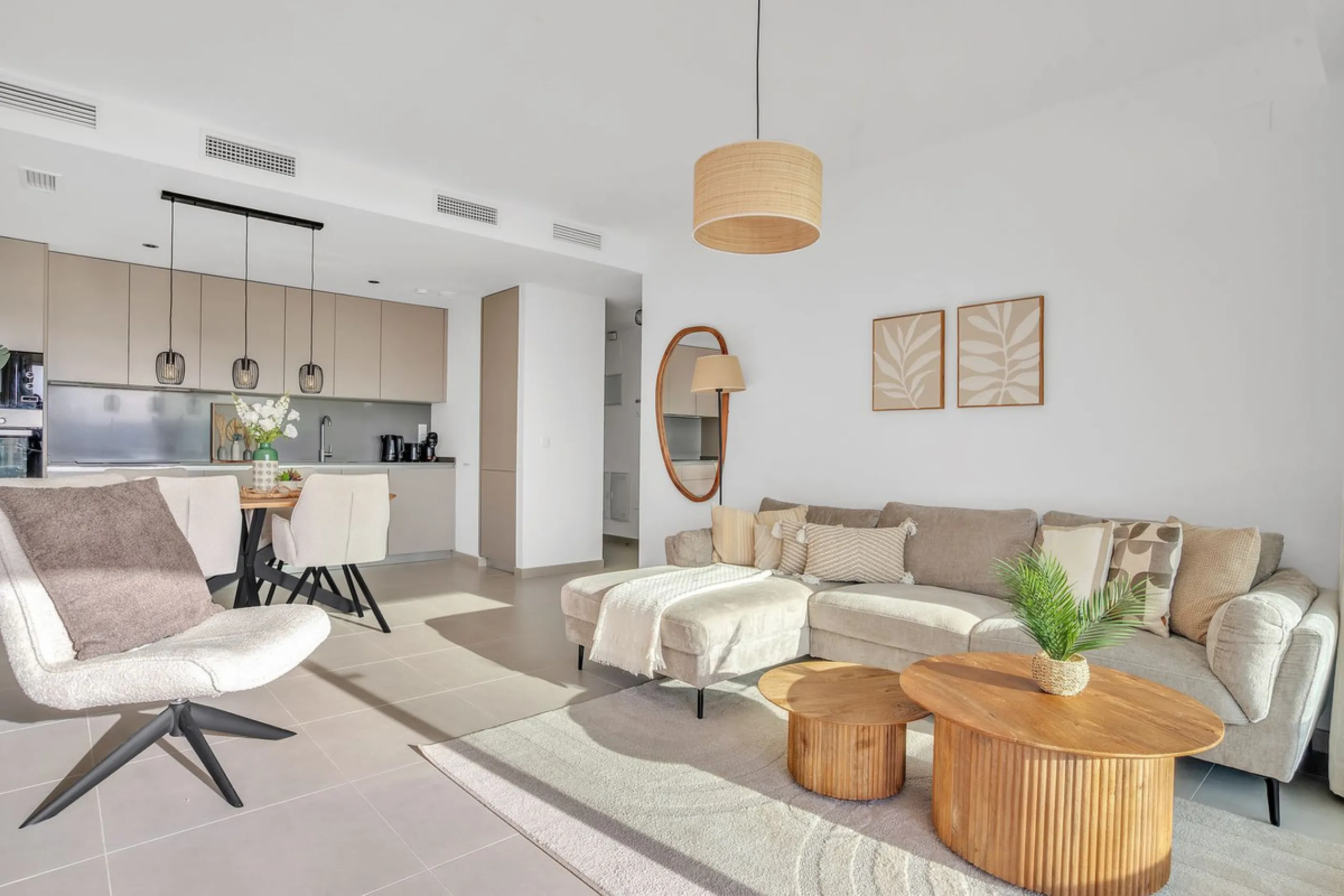 Brand-new contemporary apartment with panoramic mountain views — Cancelada, New Golden Mile