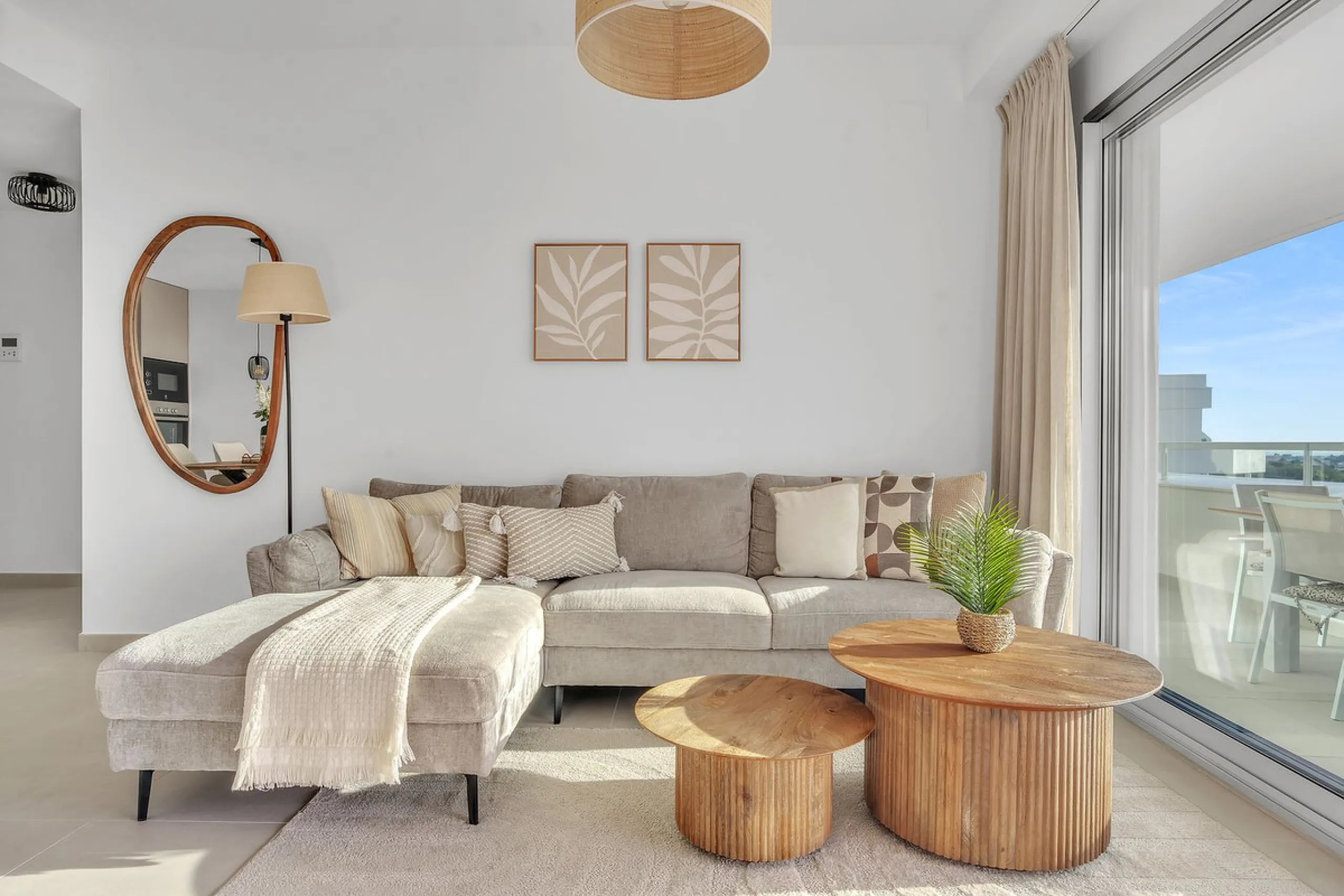 Brand-new contemporary apartment with panoramic mountain views — Cancelada, New Golden Mile