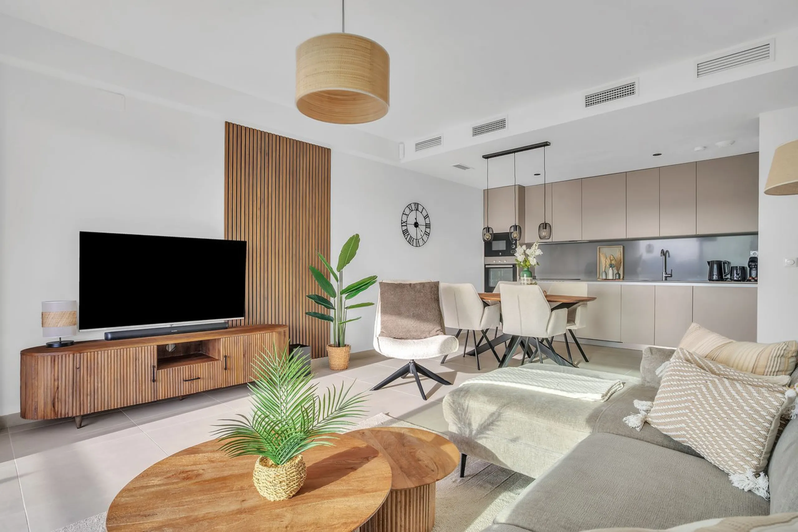 Brand-new contemporary apartment with panoramic mountain views — Cancelada, New Golden Mile