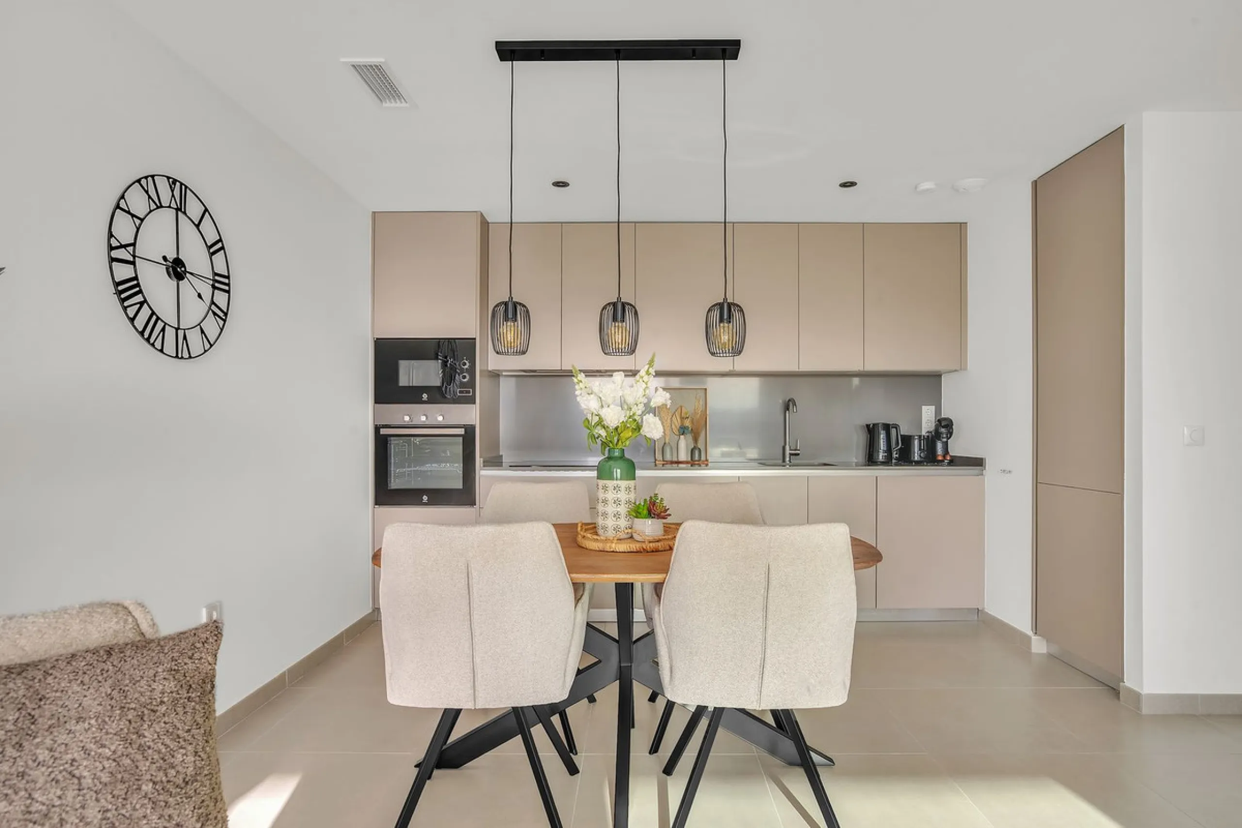 Brand-new contemporary apartment with panoramic mountain views — Cancelada, New Golden Mile