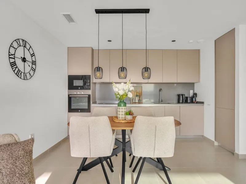 Brand-new contemporary apartment with panoramic mountain views — Cancelada, New Golden Mile