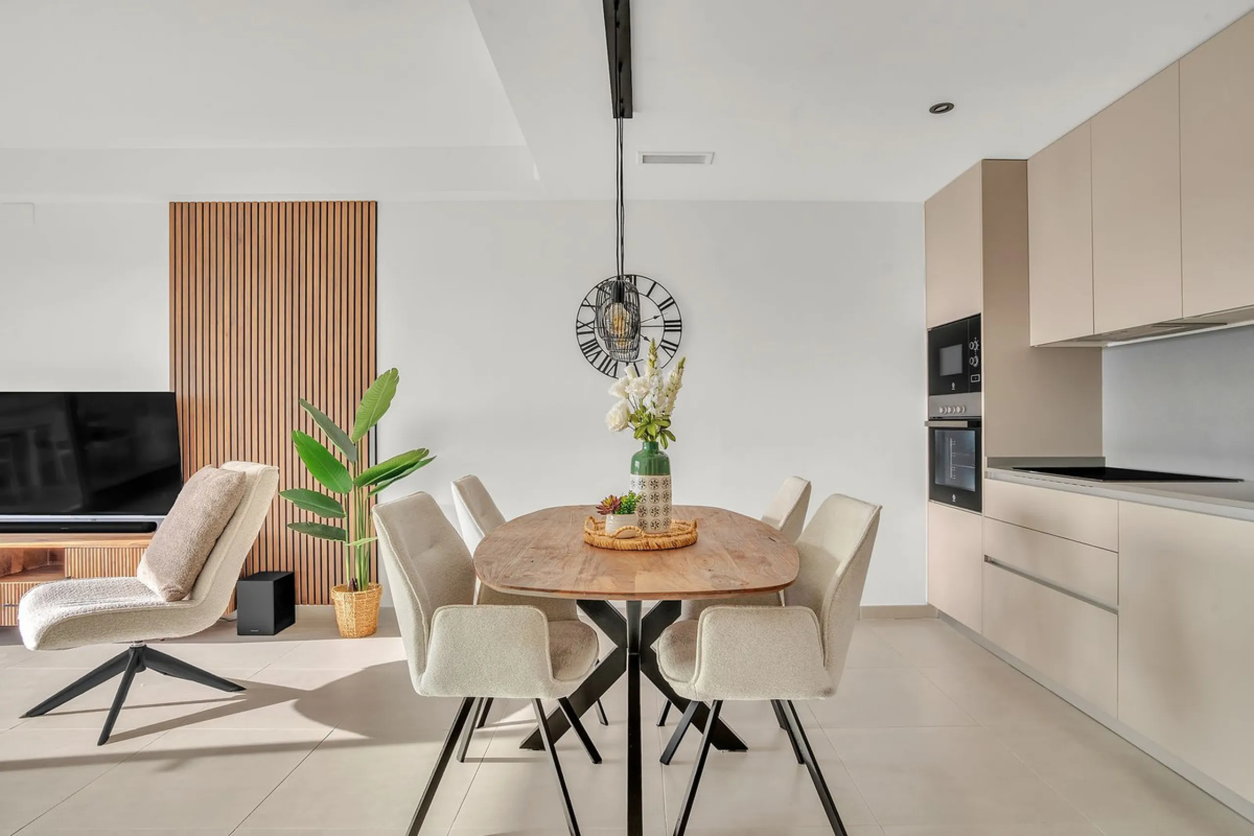 Brand-new contemporary apartment with panoramic mountain views — Cancelada, New Golden Mile