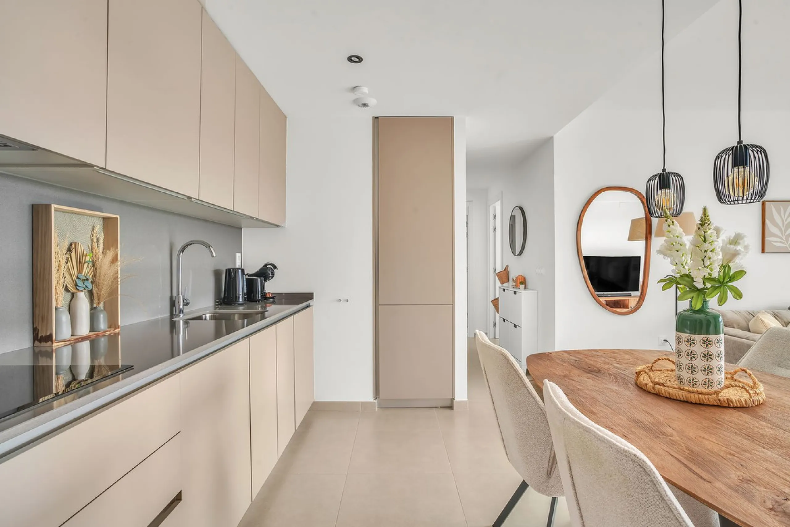 Brand-new contemporary apartment with panoramic mountain views — Cancelada, New Golden Mile