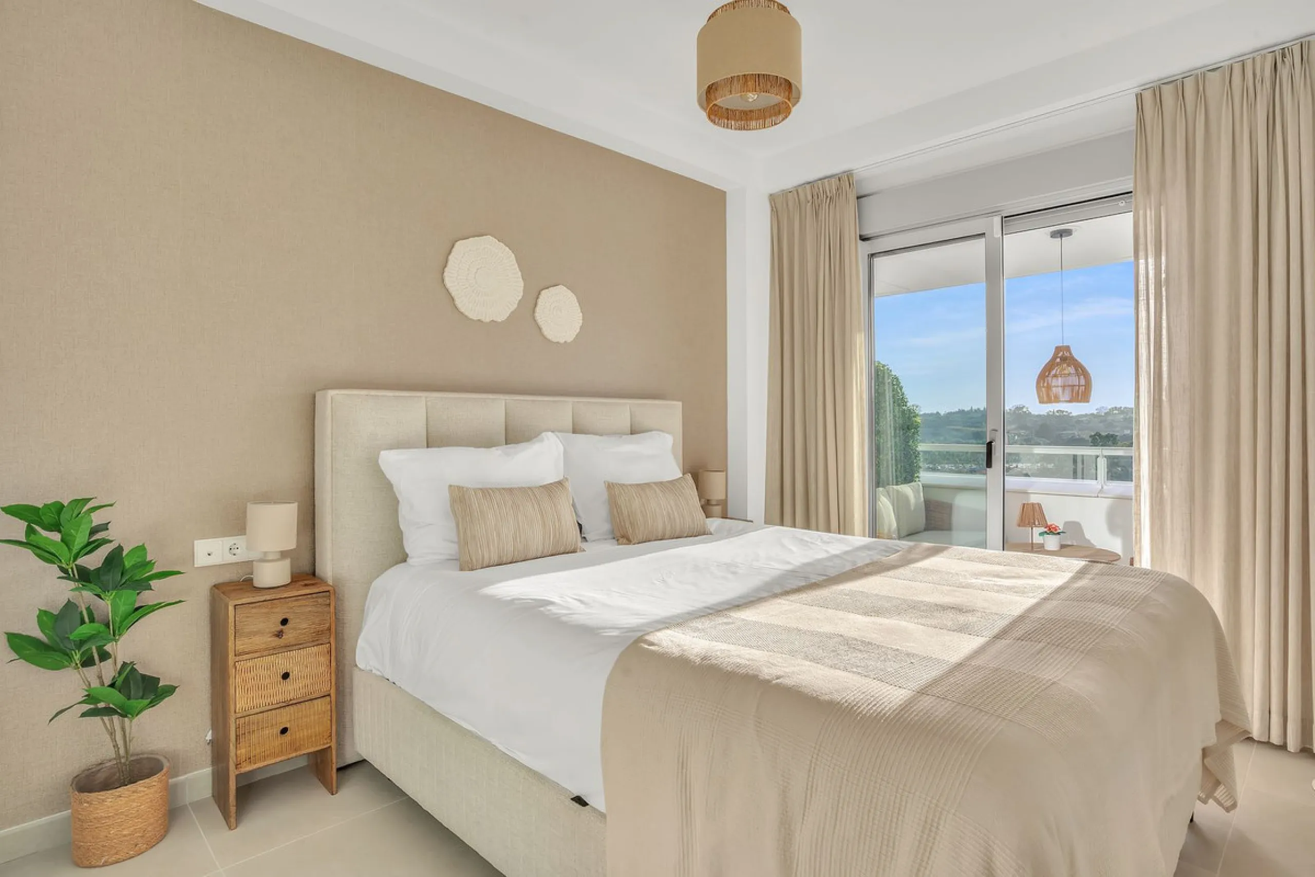 Brand-new contemporary apartment with panoramic mountain views — Cancelada, New Golden Mile