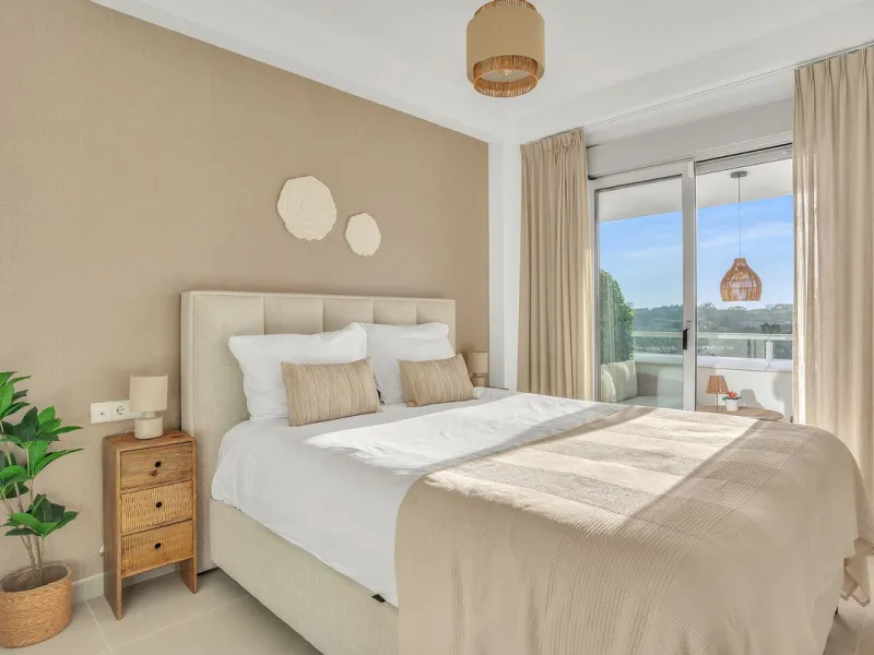 Brand-new contemporary apartment with panoramic mountain views — Cancelada, New Golden Mile