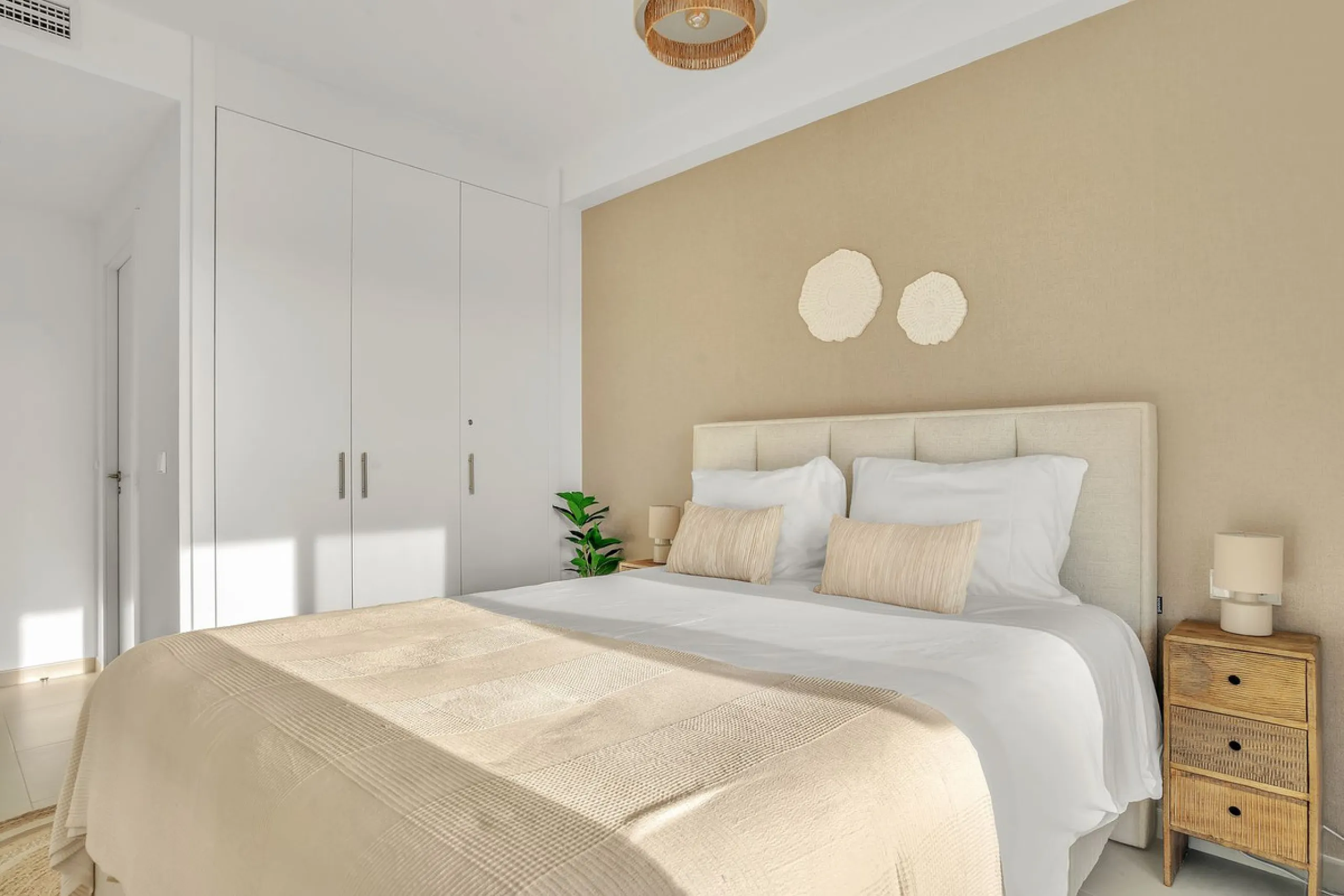 Brand-new contemporary apartment with panoramic mountain views — Cancelada, New Golden Mile