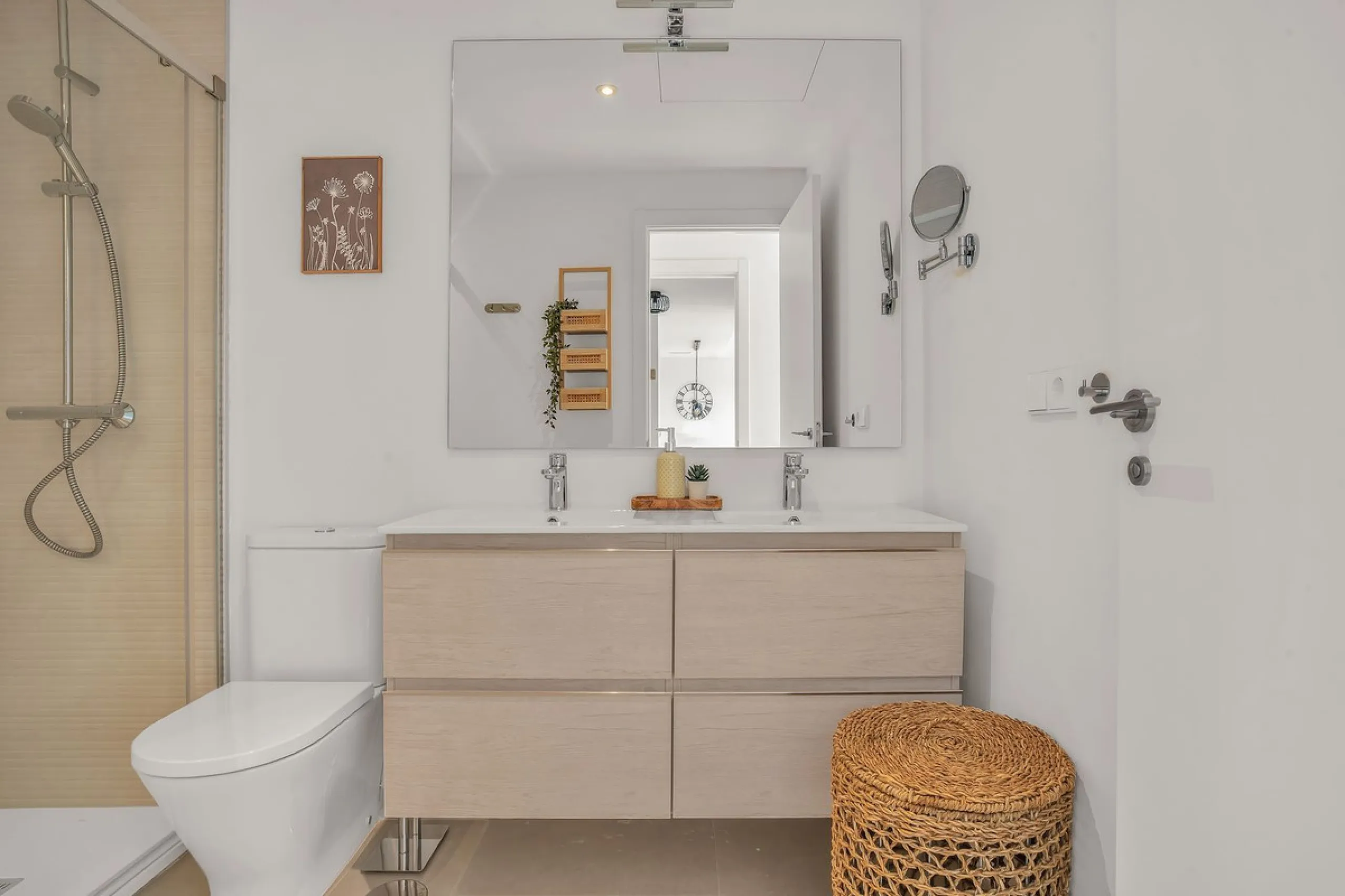 Brand-new contemporary apartment with panoramic mountain views — Cancelada, New Golden Mile