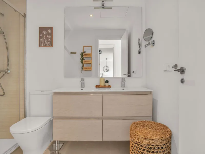 Brand-new contemporary apartment with panoramic mountain views — Cancelada, New Golden Mile