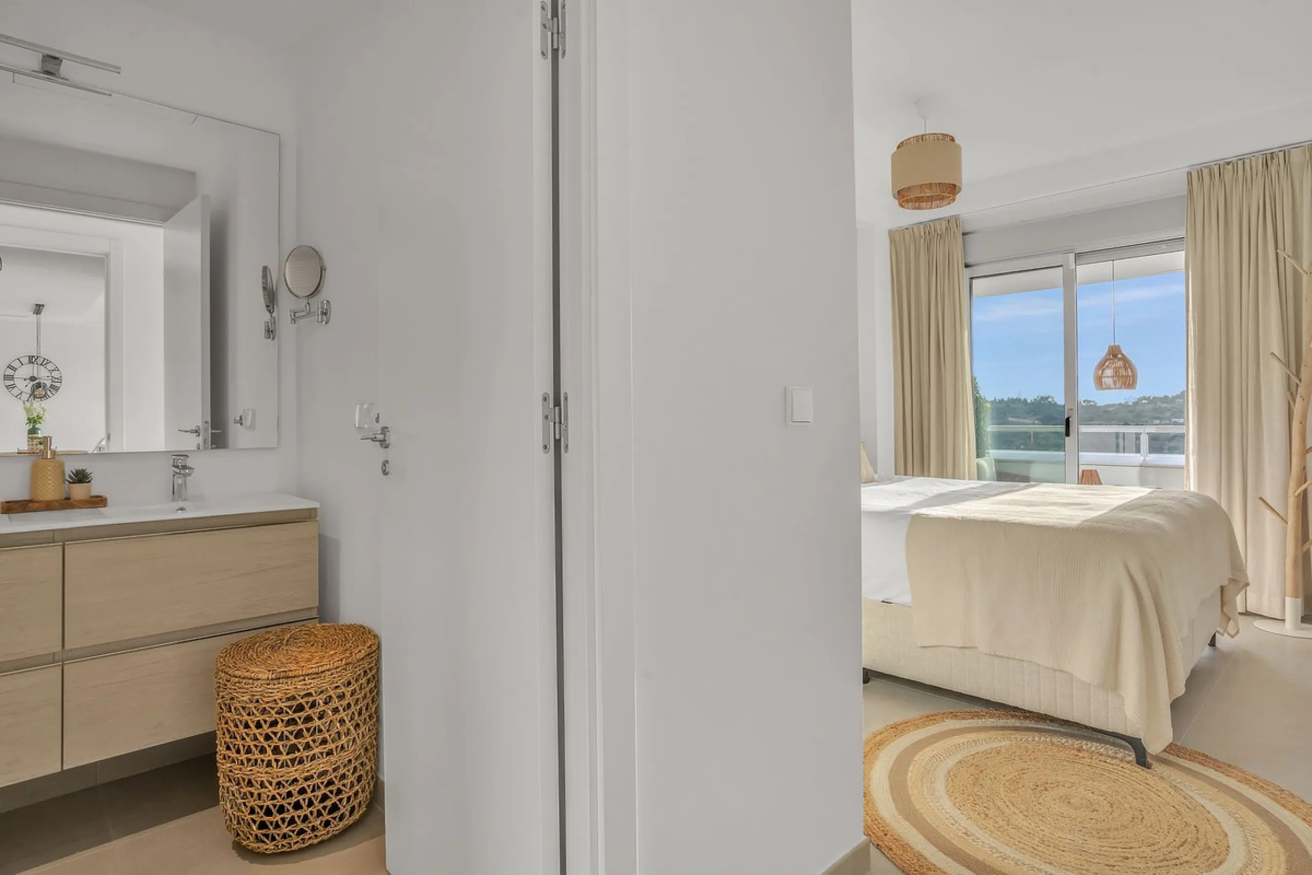 Brand-new contemporary apartment with panoramic mountain views — Cancelada, New Golden Mile