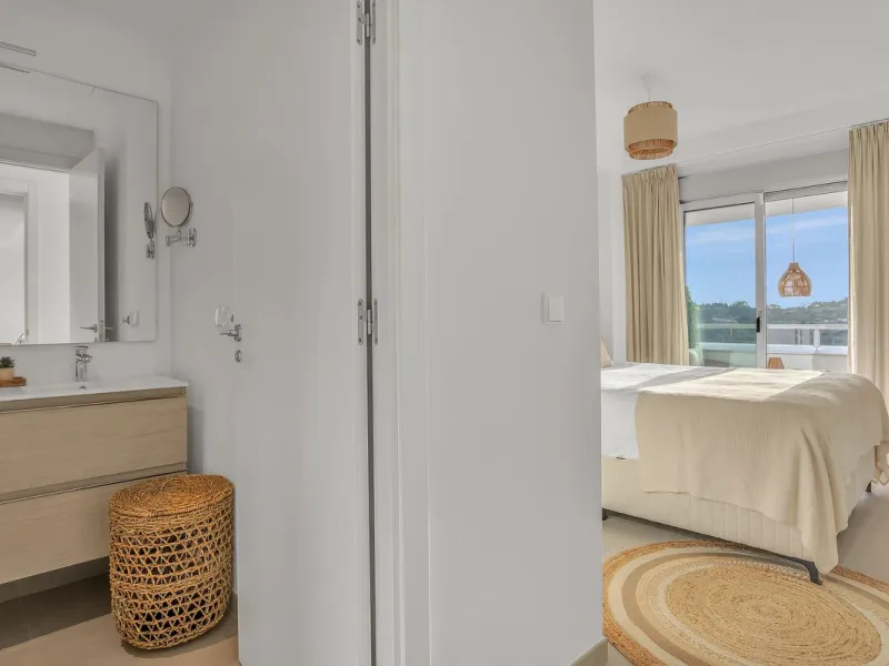 Brand-new contemporary apartment with panoramic mountain views — Cancelada, New Golden Mile
