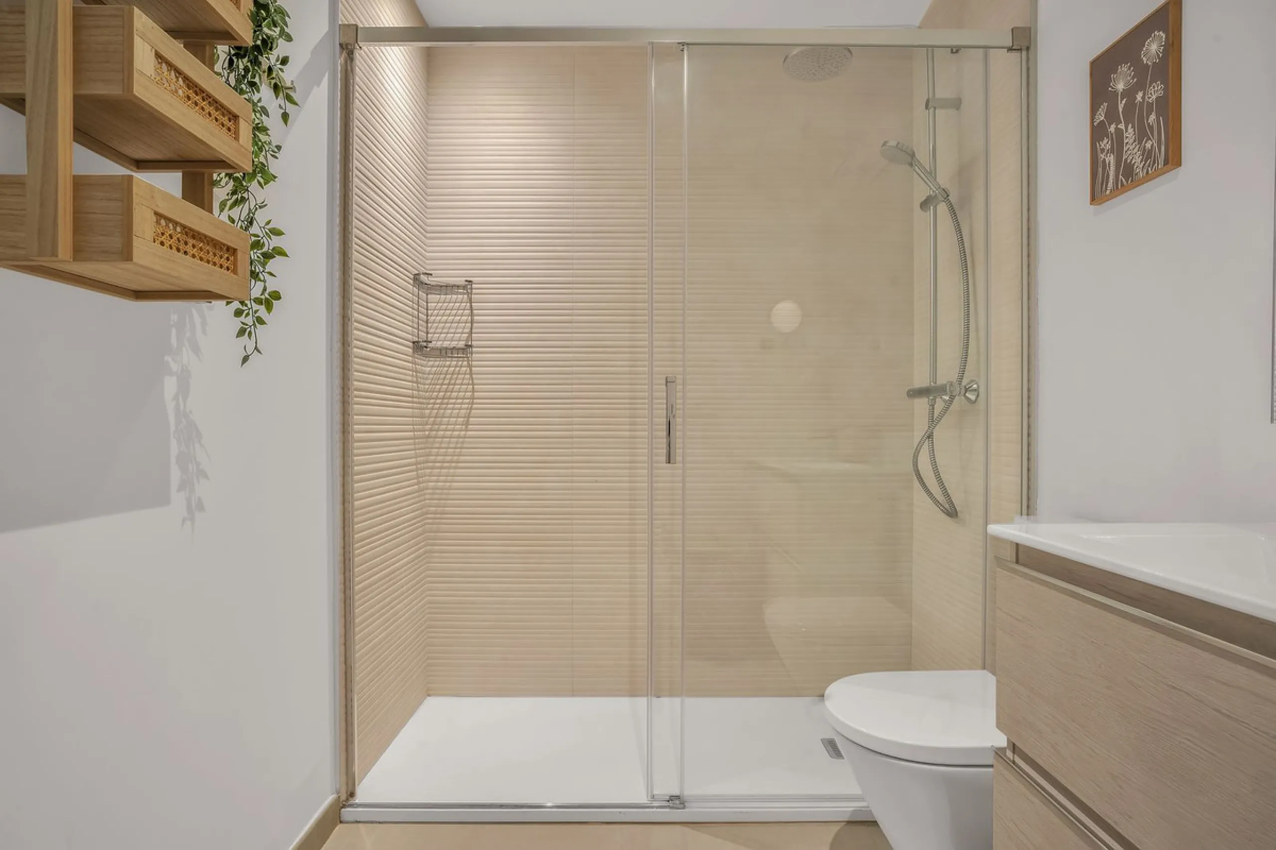 Brand-new contemporary apartment with panoramic mountain views — Cancelada, New Golden Mile