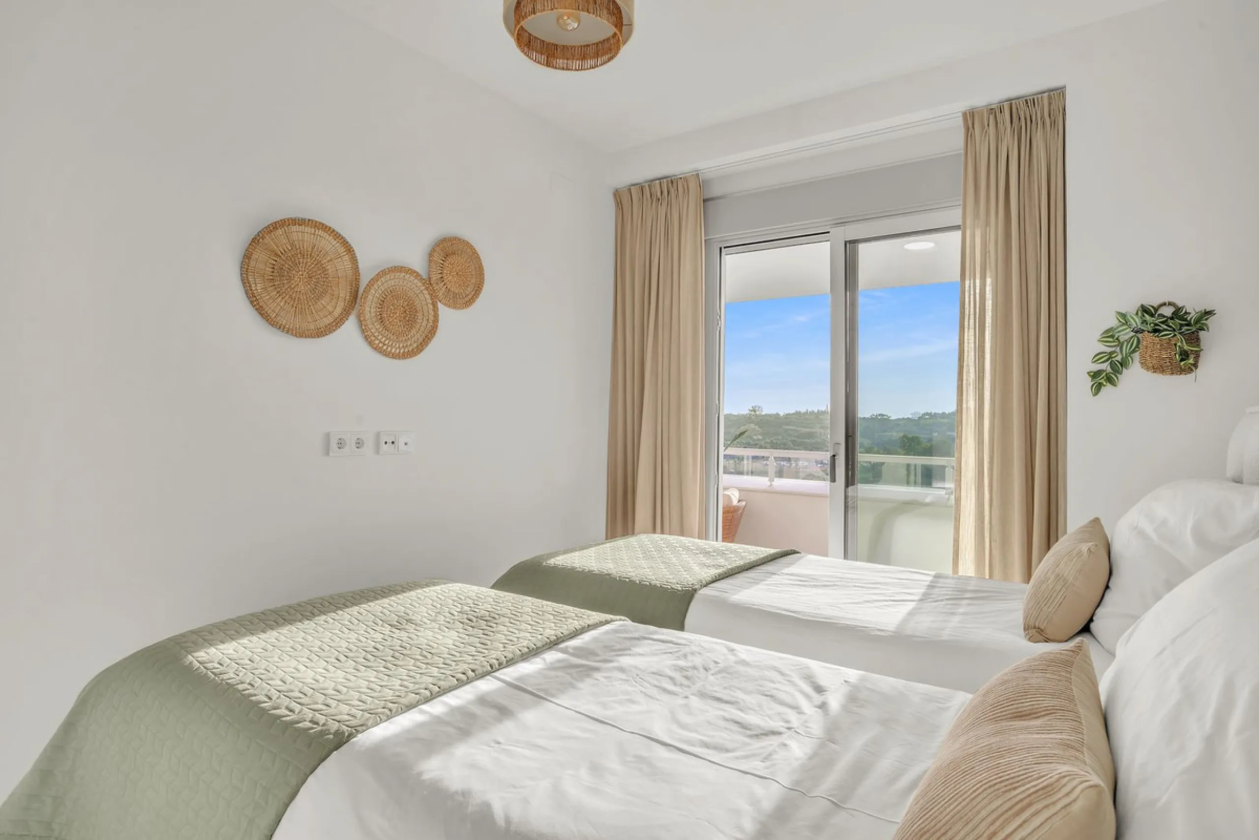 Brand-new contemporary apartment with panoramic mountain views — Cancelada, New Golden Mile