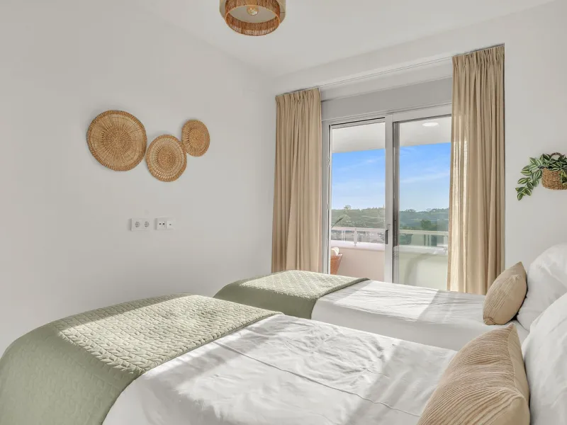 Brand-new contemporary apartment with panoramic mountain views — Cancelada, New Golden Mile