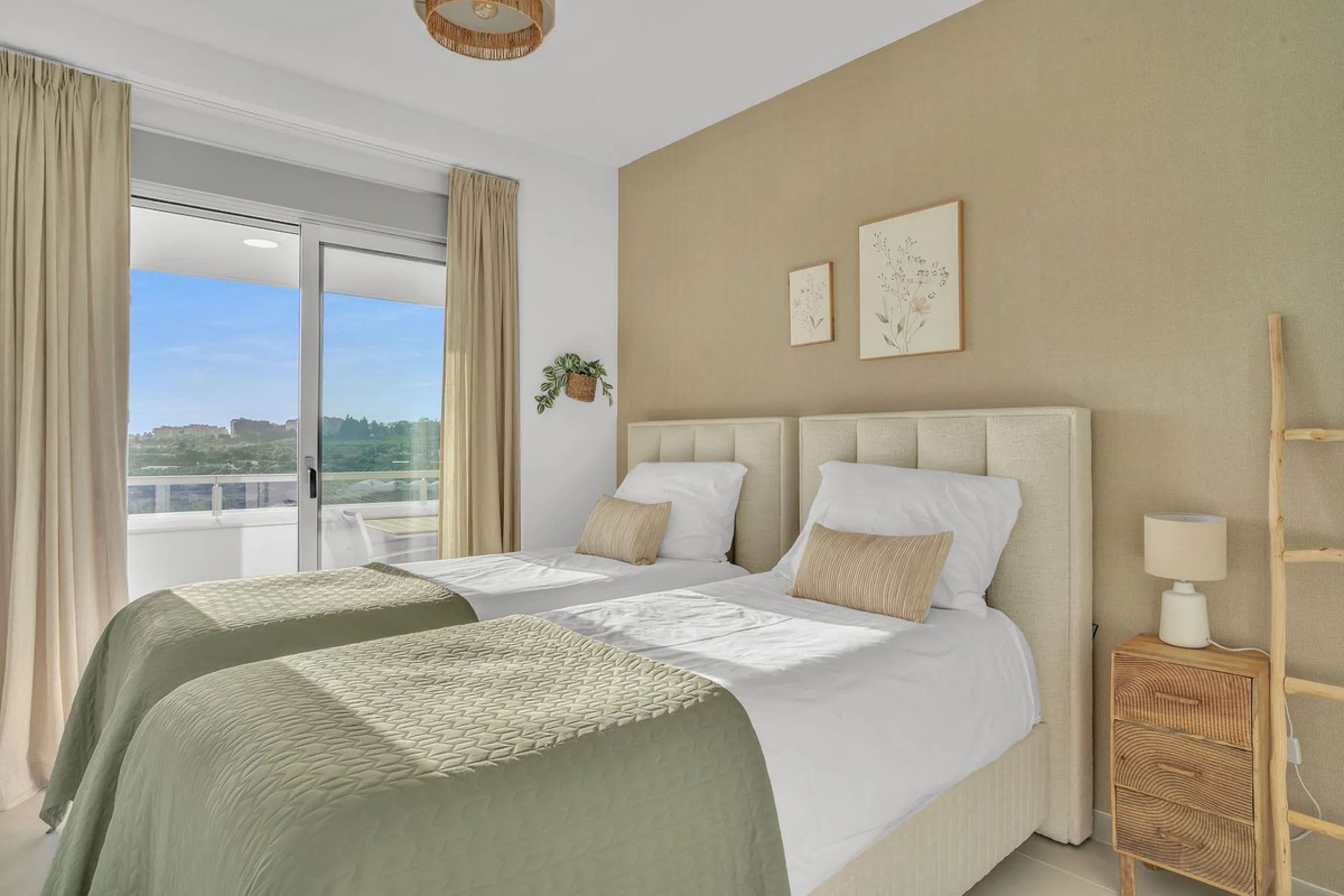 Brand-new contemporary apartment with panoramic mountain views — Cancelada, New Golden Mile
