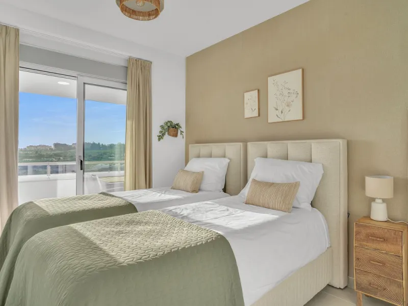 Brand-new contemporary apartment with panoramic mountain views — Cancelada, New Golden Mile