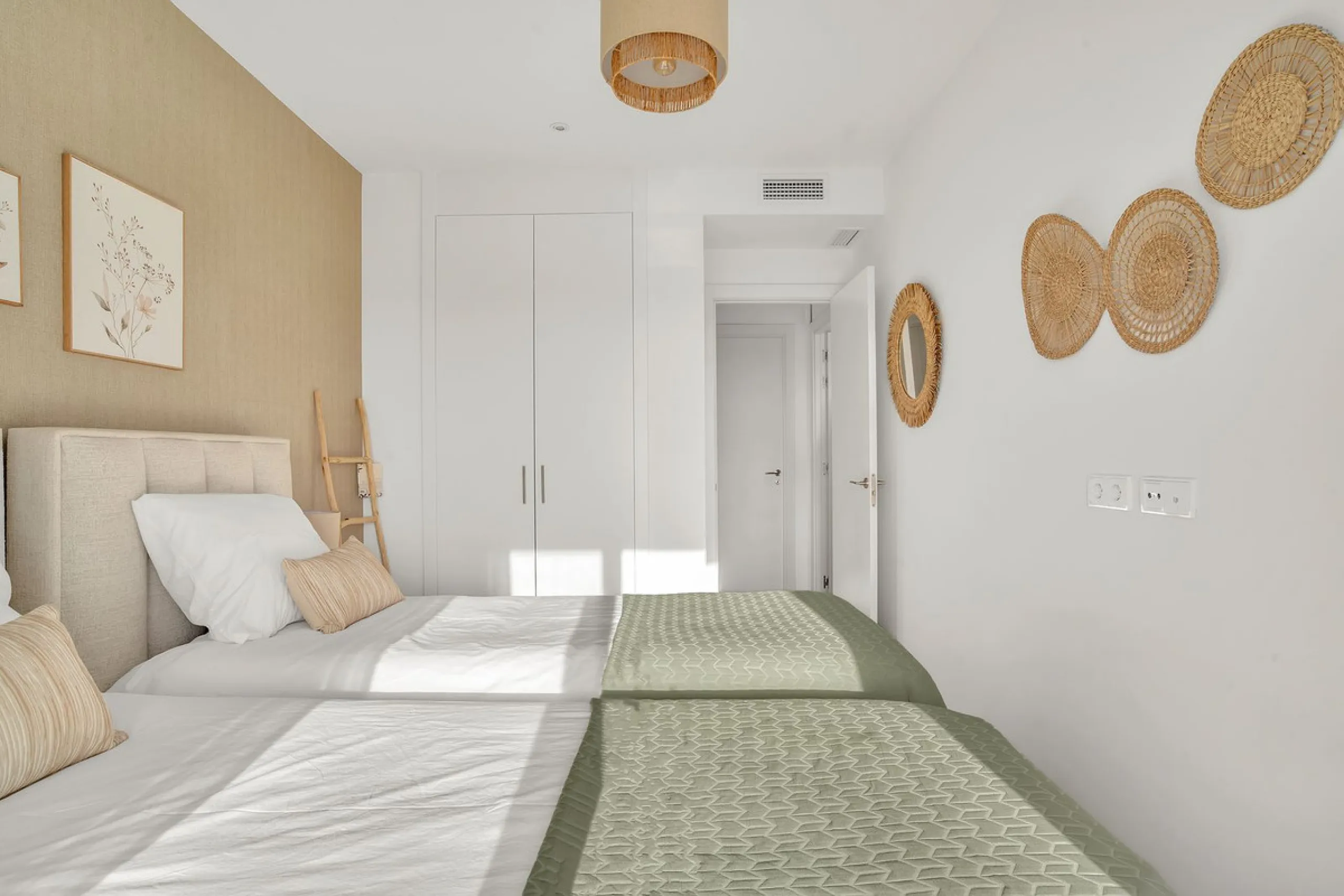 Brand-new contemporary apartment with panoramic mountain views — Cancelada, New Golden Mile