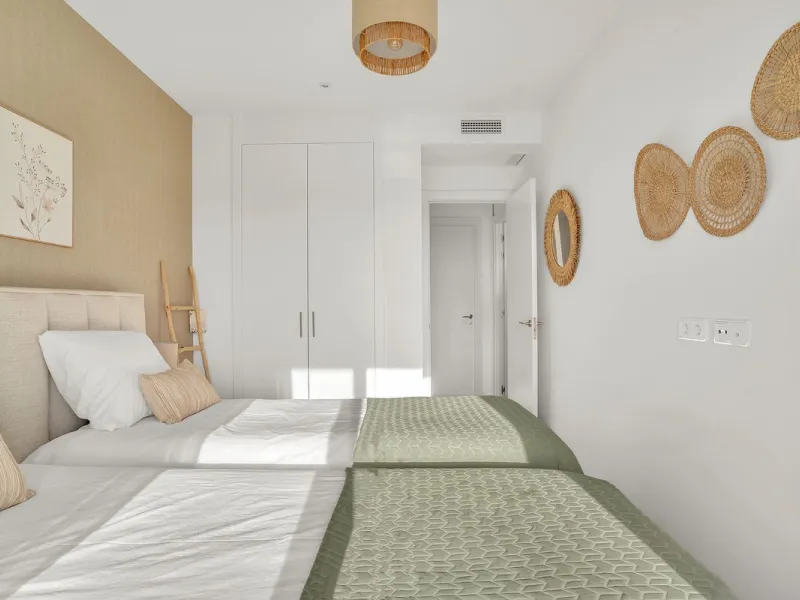 Brand-new contemporary apartment with panoramic mountain views — Cancelada, New Golden Mile