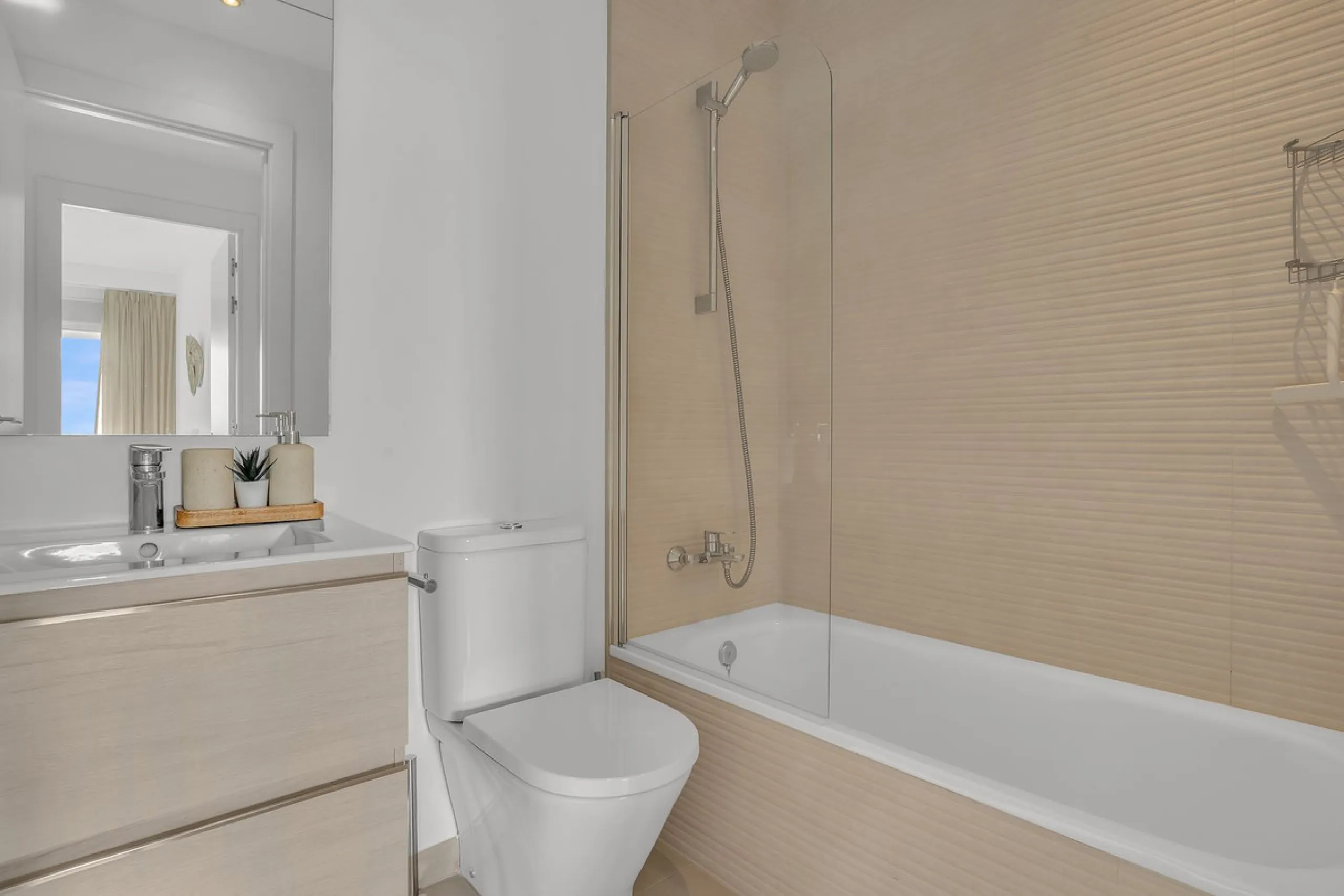 Brand-new contemporary apartment with panoramic mountain views — Cancelada, New Golden Mile