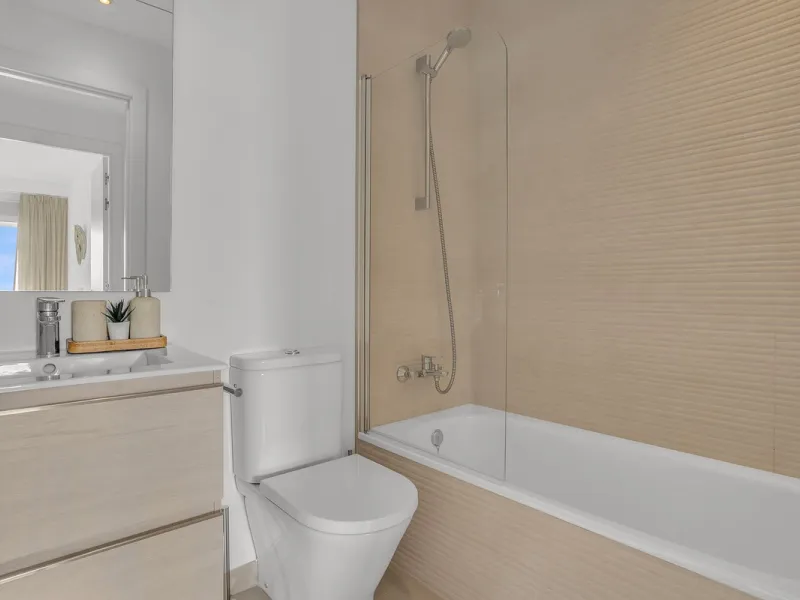 Brand-new contemporary apartment with panoramic mountain views — Cancelada, New Golden Mile