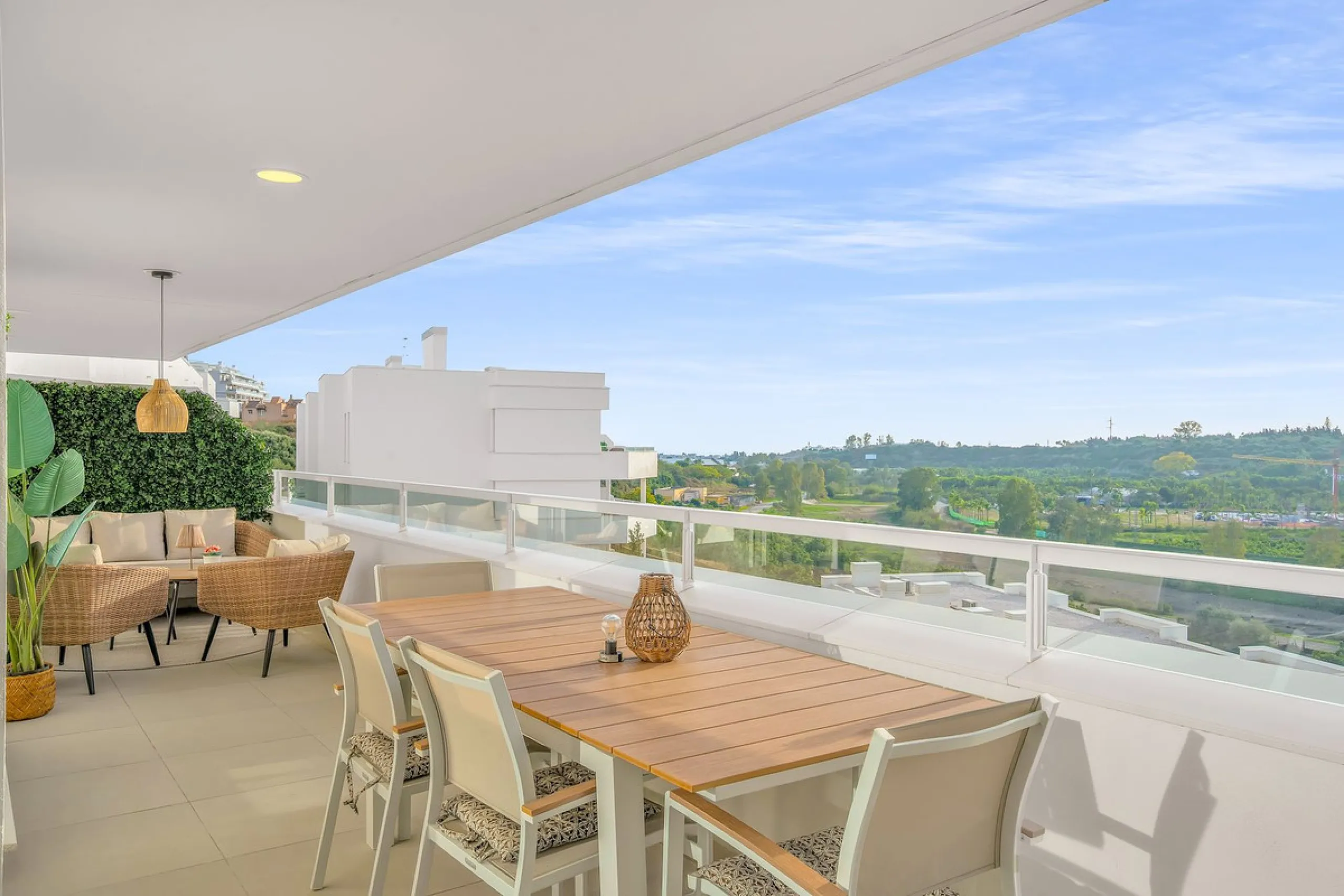 Brand-new contemporary apartment with panoramic mountain views — Cancelada, New Golden Mile
