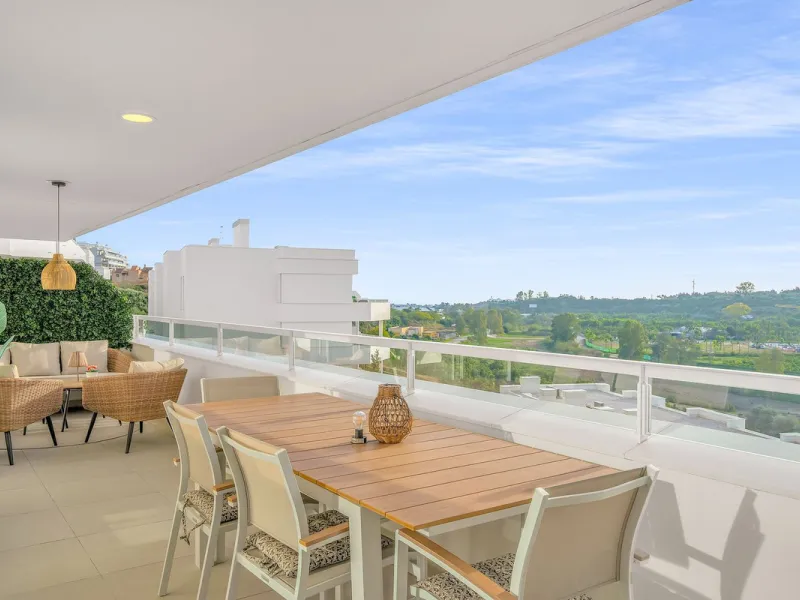Brand-new contemporary apartment with panoramic mountain views — Cancelada, New Golden Mile