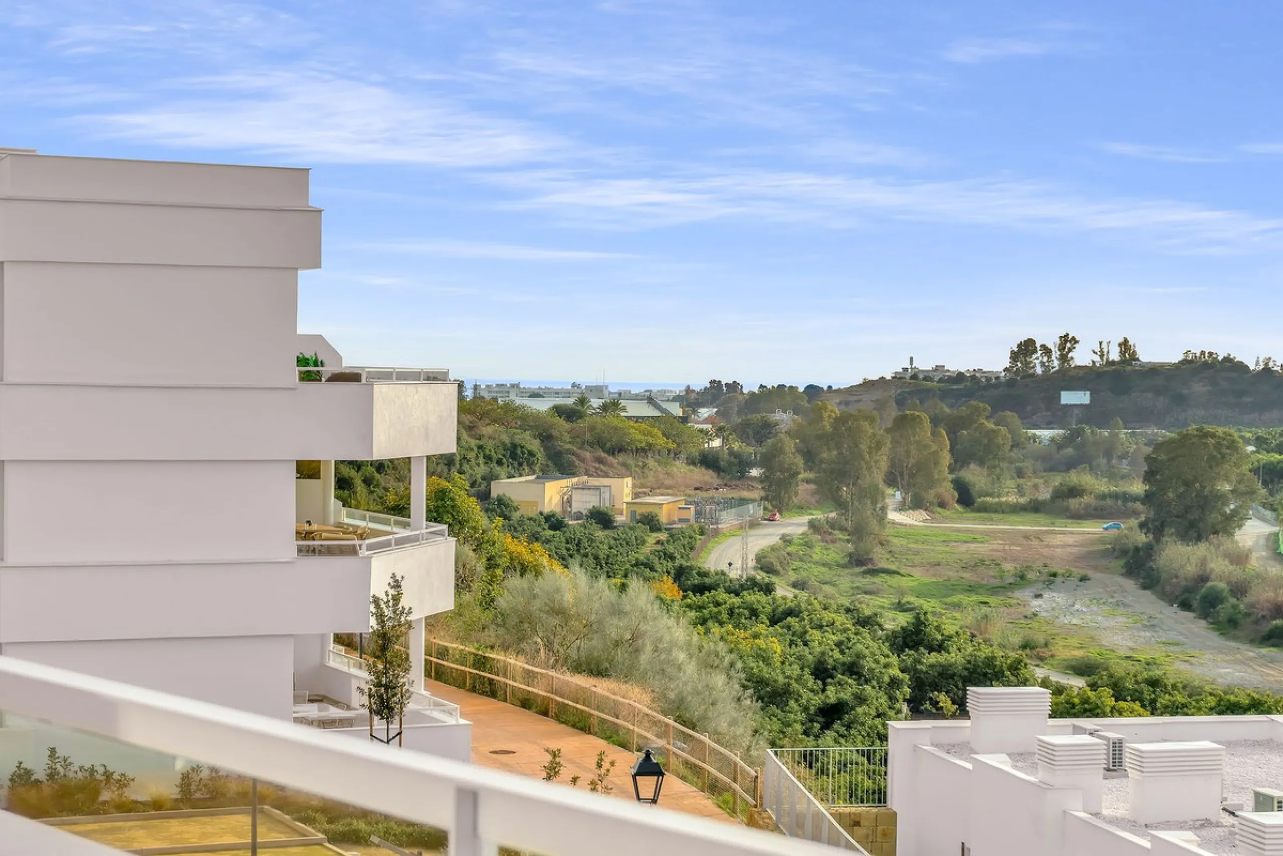 Brand-new contemporary apartment with panoramic mountain views — Cancelada, New Golden Mile