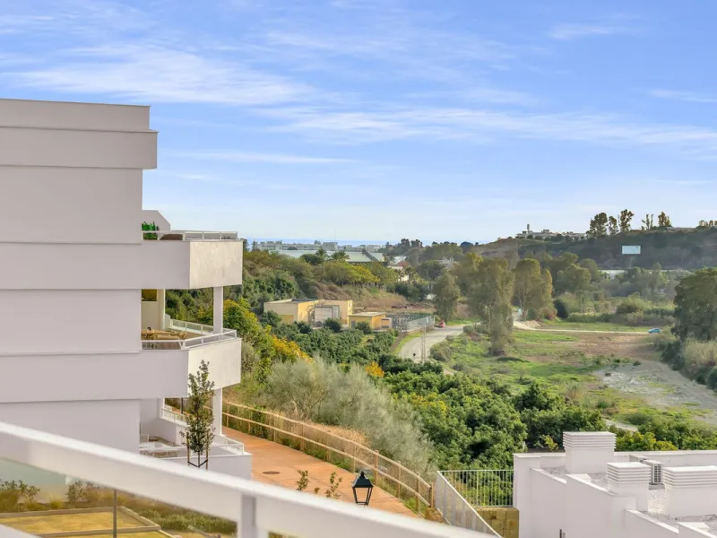 Brand-new contemporary apartment with panoramic mountain views — Cancelada, New Golden Mile