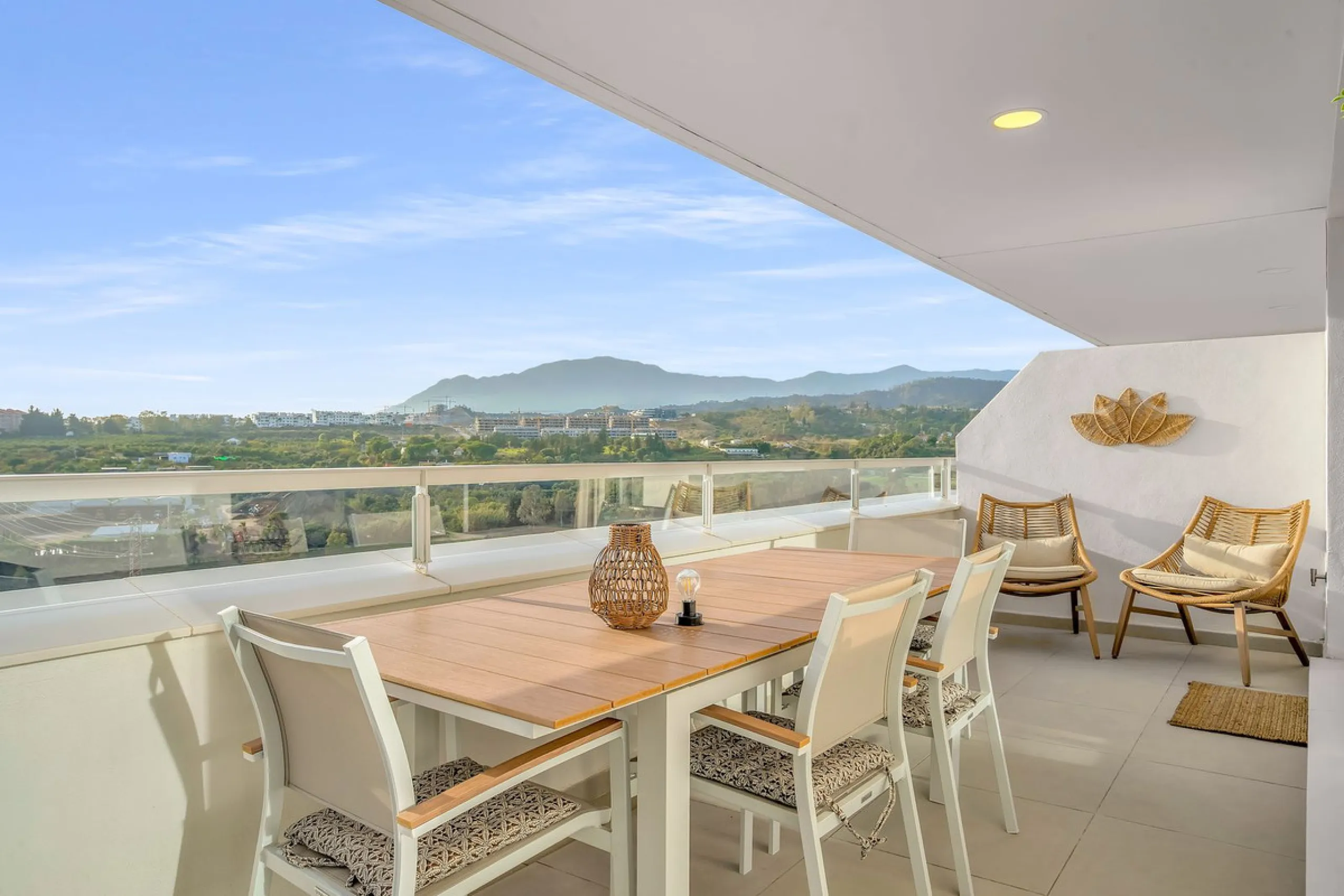 Brand-new contemporary apartment with panoramic mountain views — Cancelada, New Golden Mile