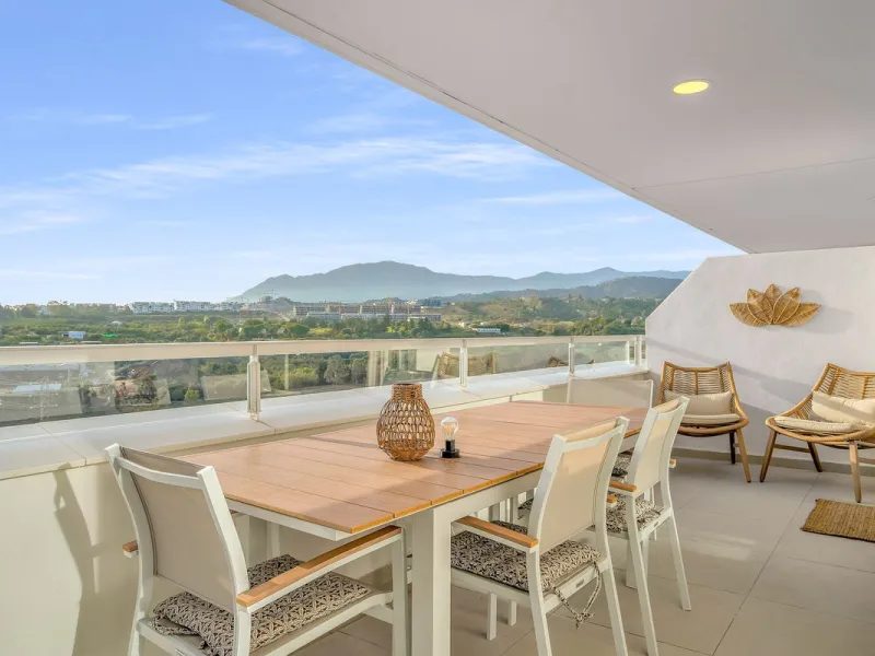 Brand-new contemporary apartment with panoramic mountain views — Cancelada, New Golden Mile
