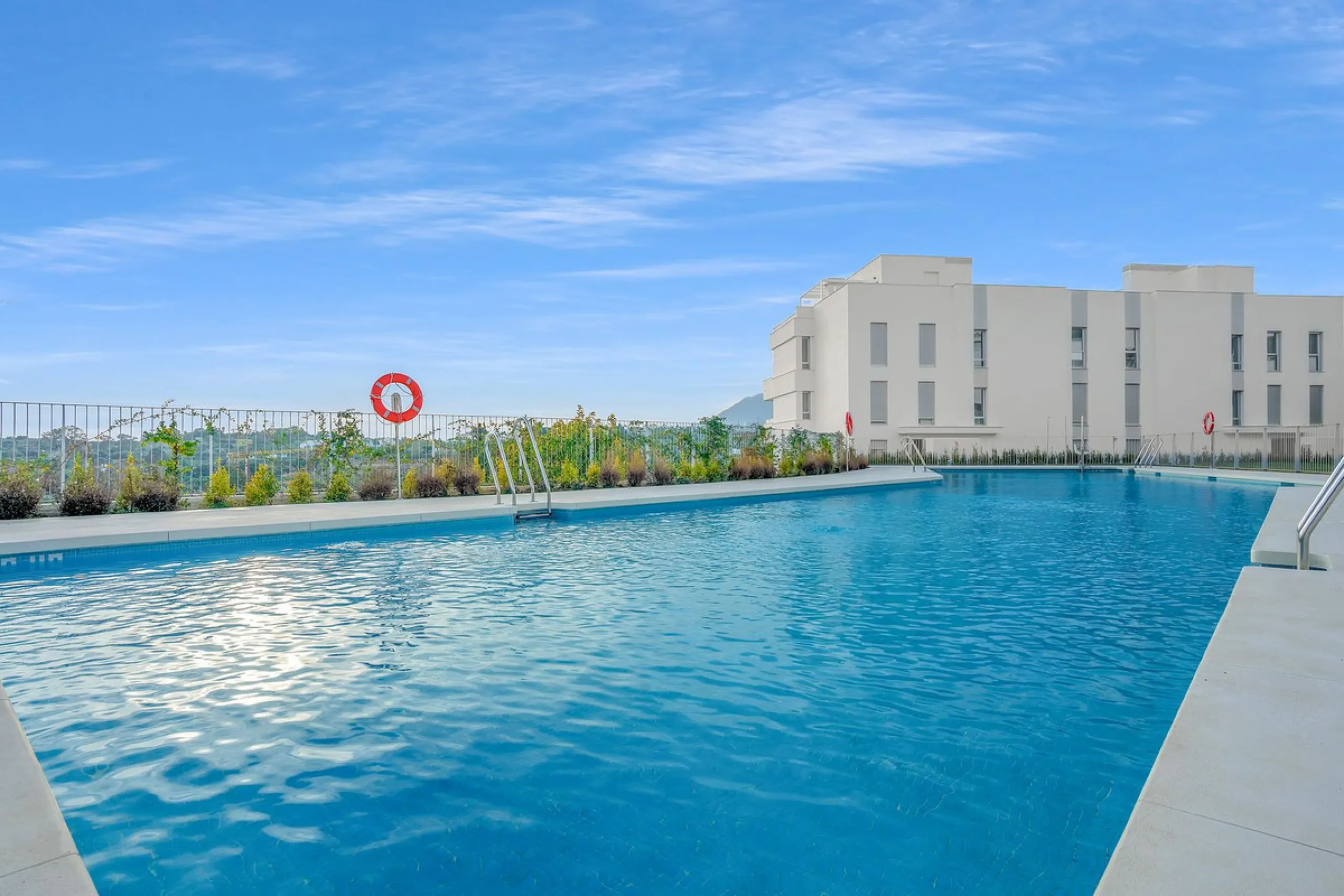 Brand-new contemporary apartment with panoramic mountain views — Cancelada, New Golden Mile