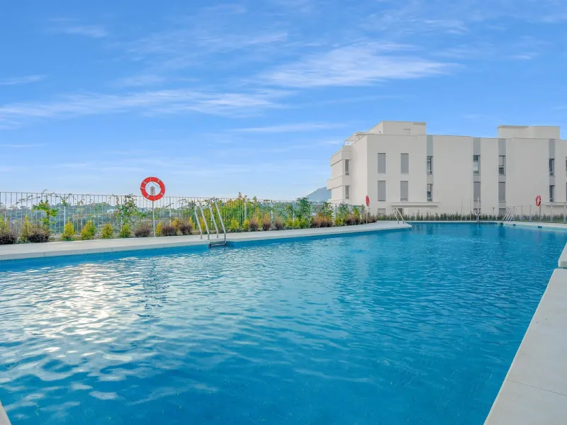 Brand-new contemporary apartment with panoramic mountain views — Cancelada, New Golden Mile