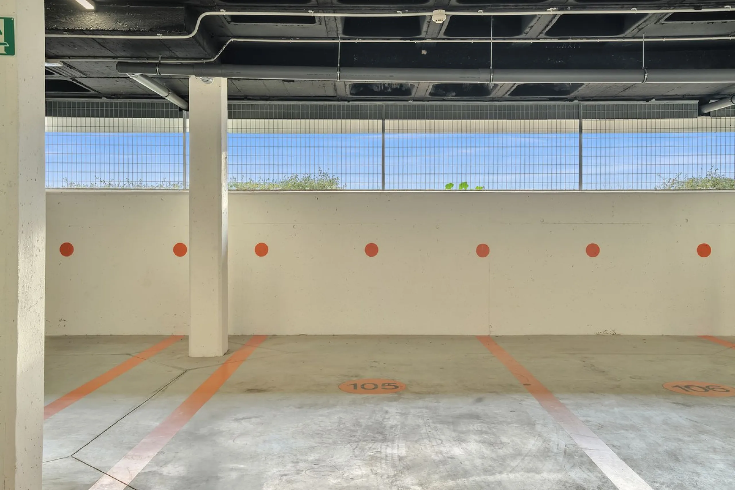 Brand-new contemporary apartment with panoramic mountain views — Cancelada, New Golden Mile
