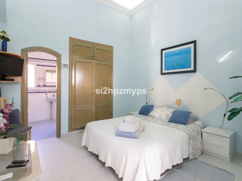Große Villa in Torrox mit Tennisplatz und guten Geschäftsmöglichkeiten