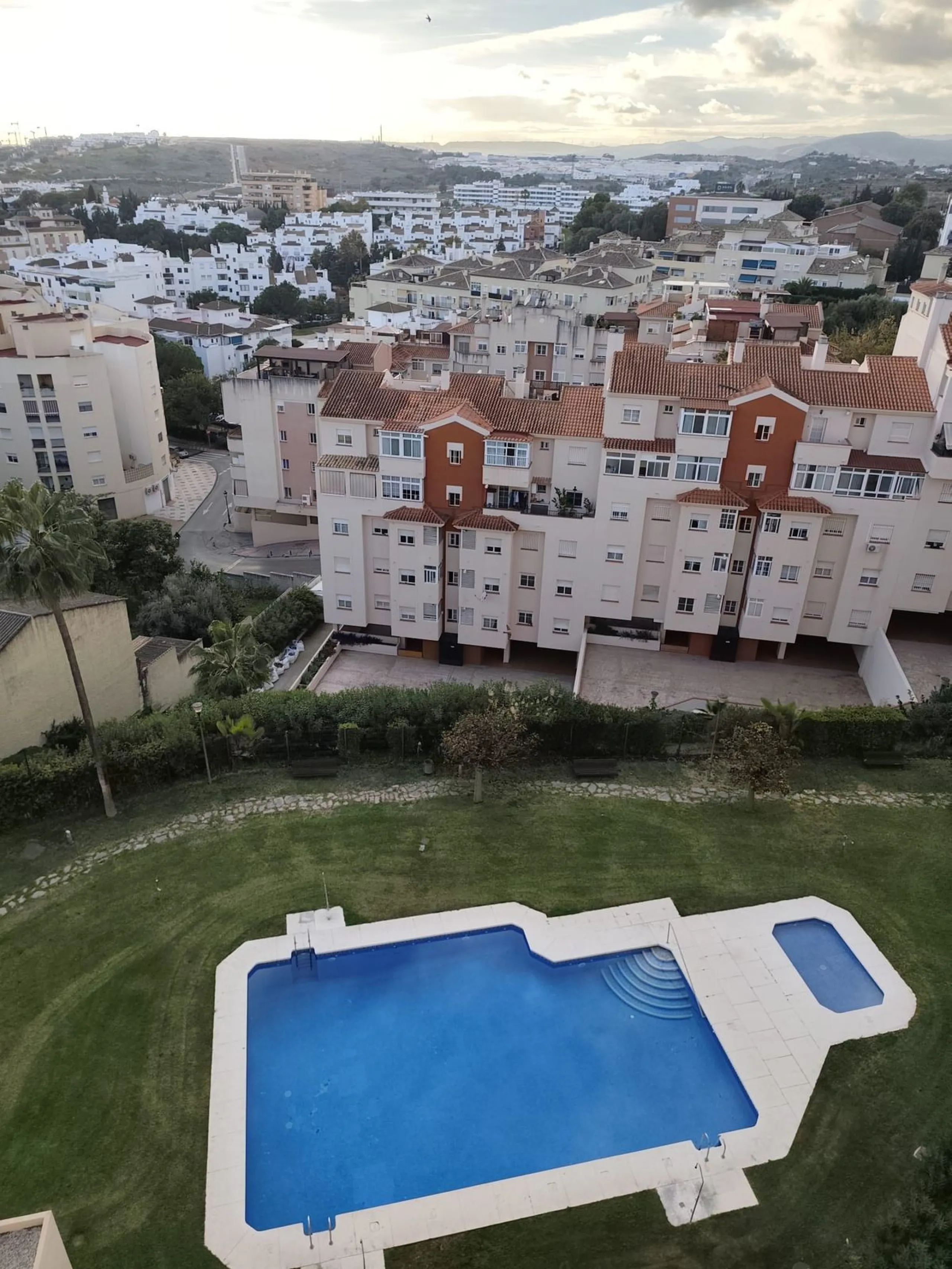 Apartment - Penthouse в продаже в Estepona, Málaga. В доме 2 спален и 1 ванных комнат. Площадь дома 90 м²
