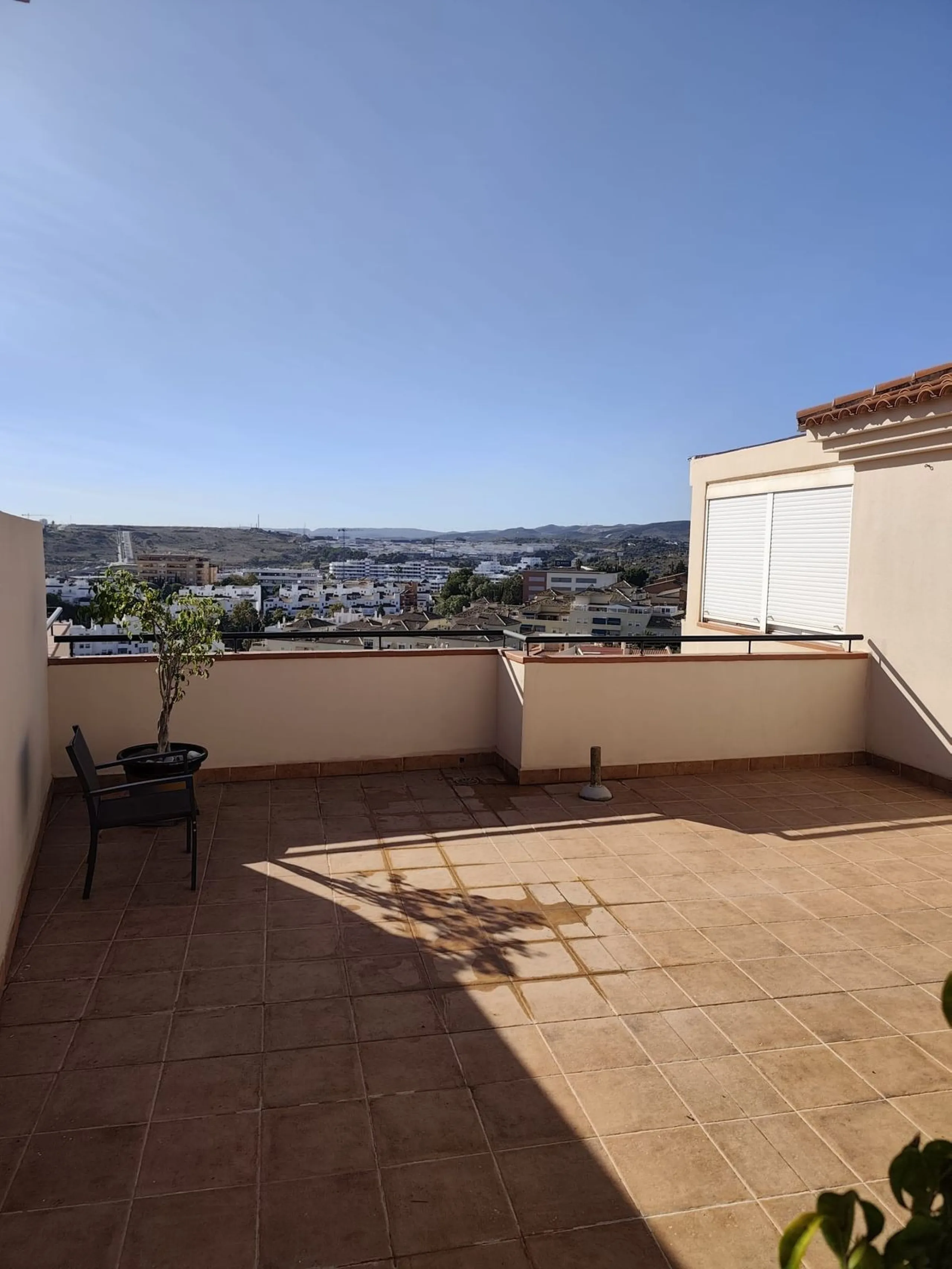 Apartment - Penthouse в продаже в Estepona, Málaga. В доме 2 спален и 1 ванных комнат. Площадь дома 90 м²