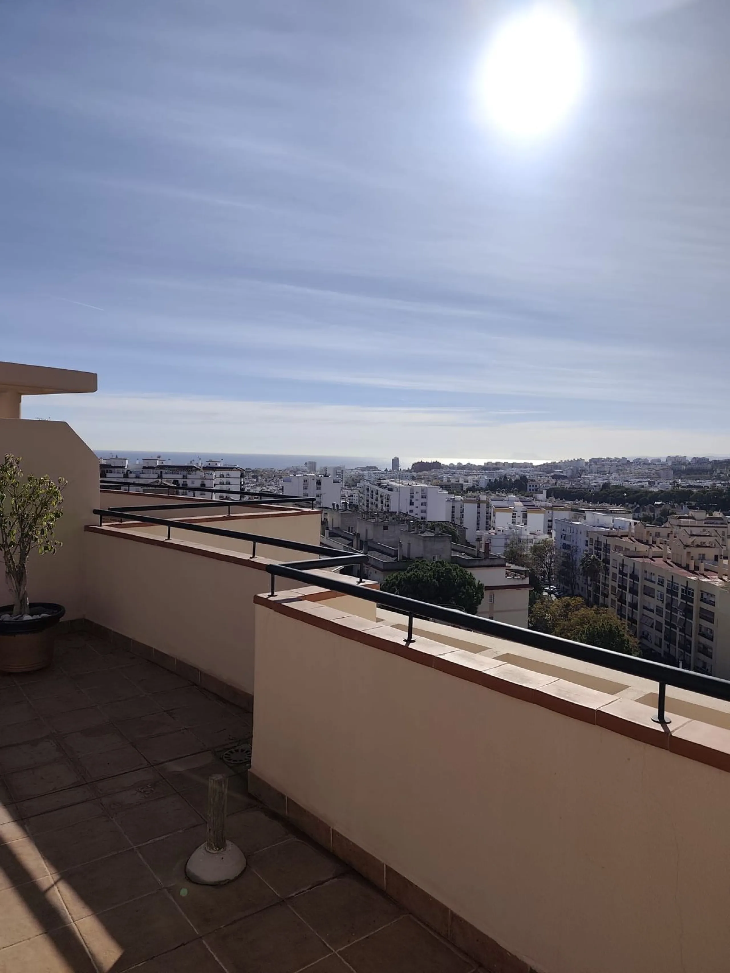 Apartment - Penthouse в продаже в Estepona, Málaga. В доме 2 спален и 1 ванных комнат. Площадь дома 90 м²