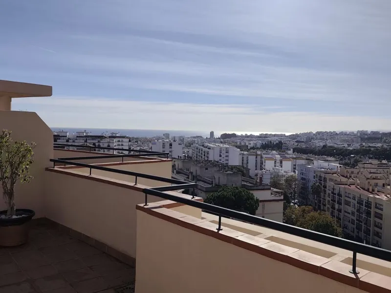 Apartment - Penthouse в продаже в Estepona, Málaga. В доме 2 спален и 1 ванных комнат. Площадь дома 90 м²