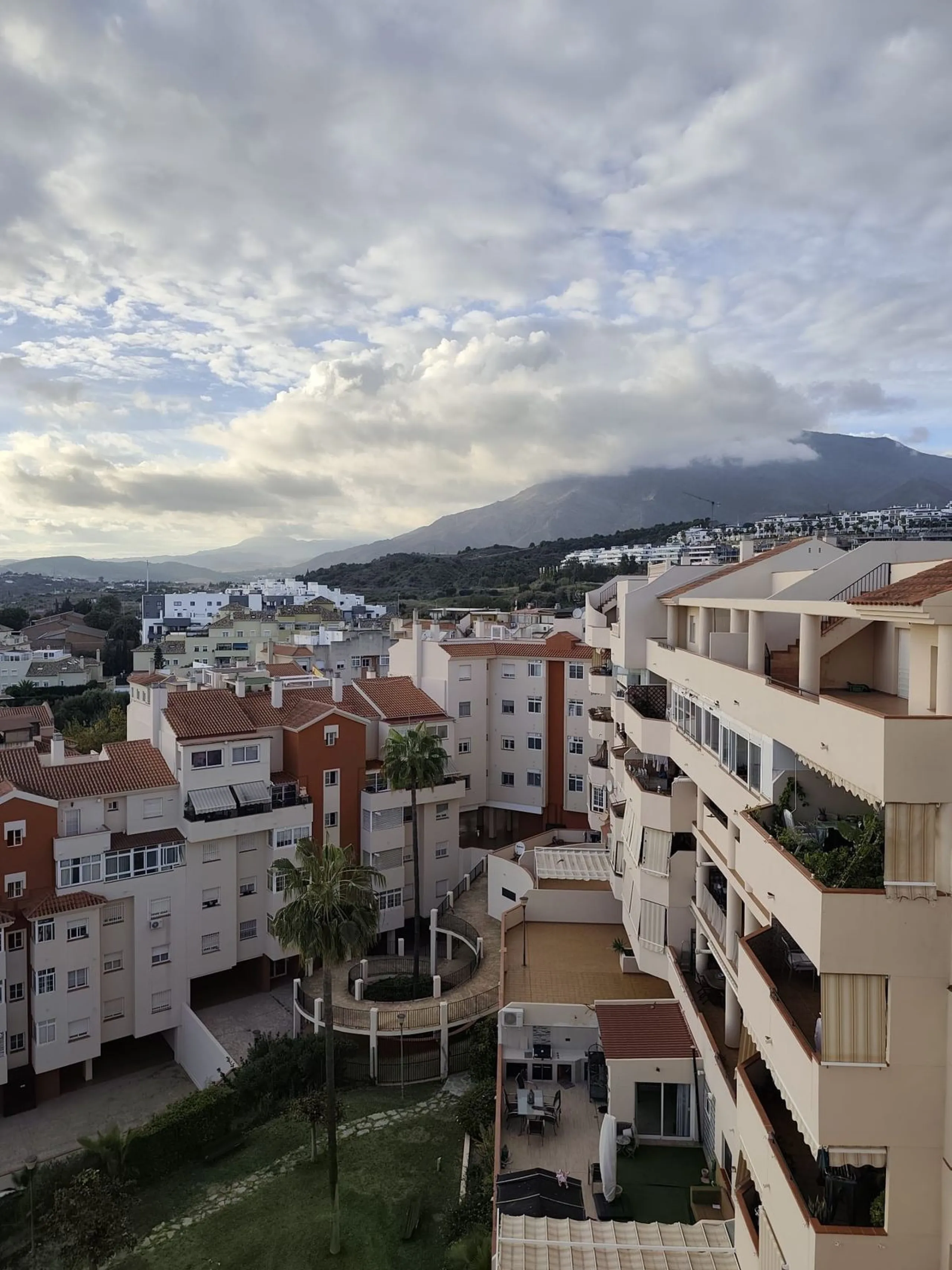 Apartment - Penthouse в продаже в Estepona, Málaga. В доме 2 спален и 1 ванных комнат. Площадь дома 90 м²