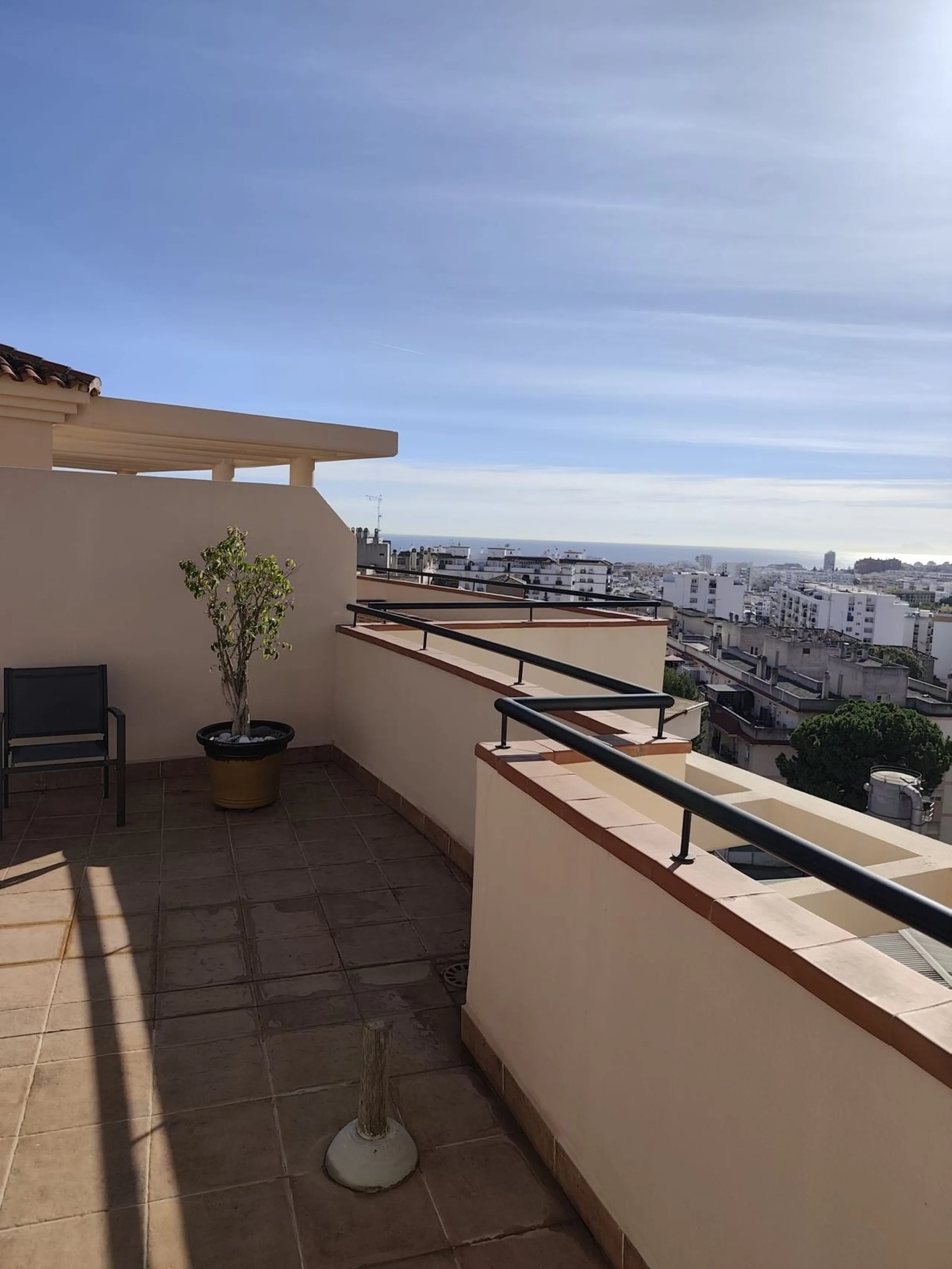 Apartment - Penthouse в продаже в Estepona, Málaga. В доме 2 спален и 1 ванных комнат. Площадь дома 90 м²
