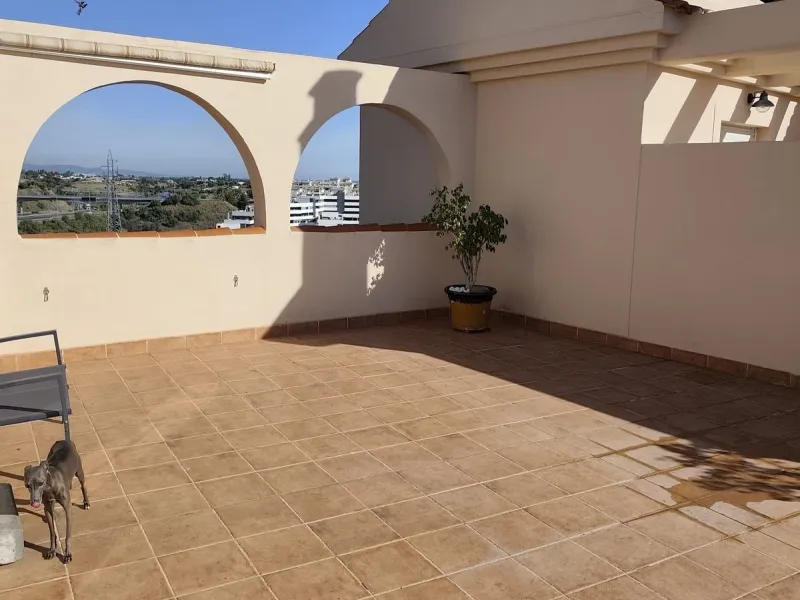 Apartment - Penthouse в продаже в Estepona, Málaga. В доме 2 спален и 1 ванных комнат. Площадь дома 90 м²